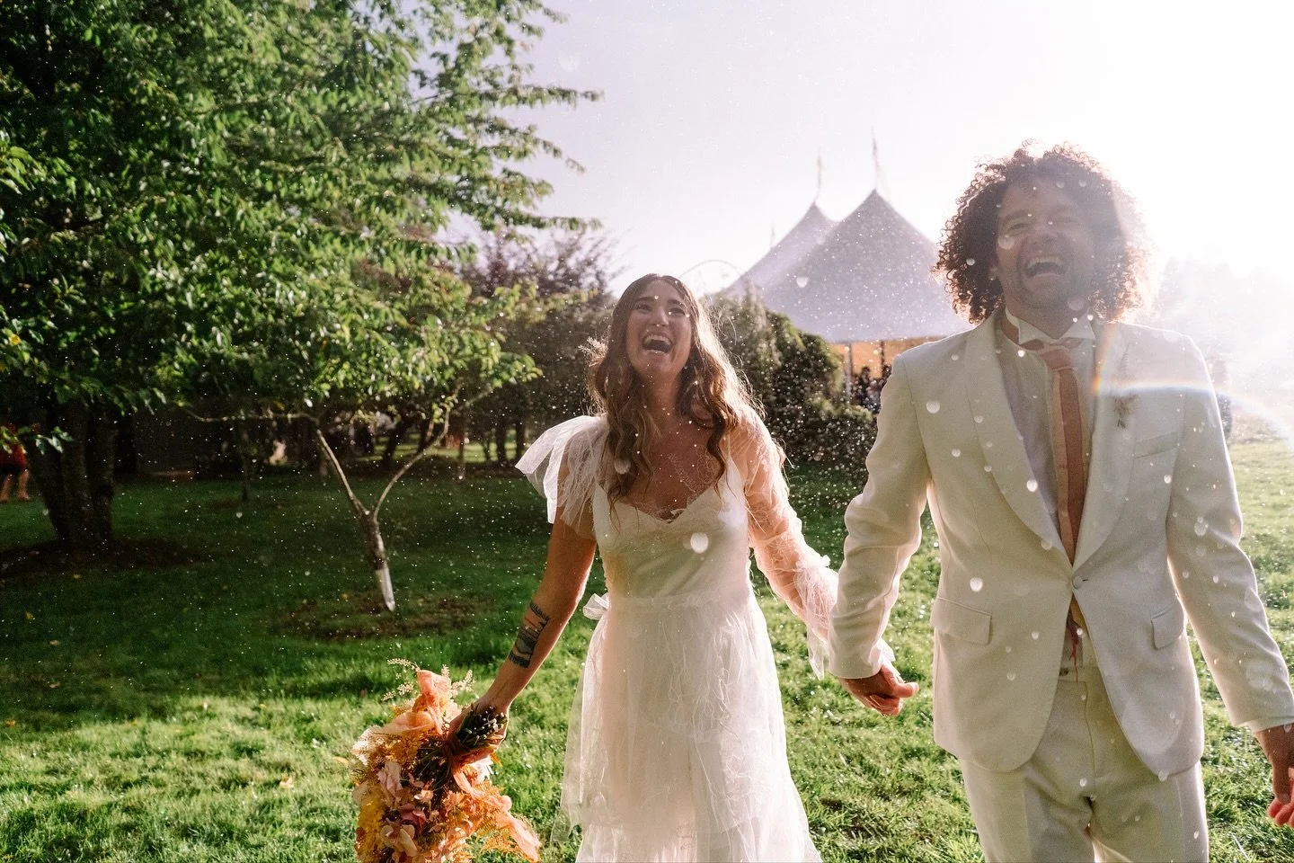 The joy when it rains on your wedding day✨ 🧡🌈 

Happy fall memories from the PNW

@studiocastillero 
@bestdayeverfloraldesign 
@ashwooddesignco 
@seeleveldesignco 
@modernmacrame 

#pnw #pnwwonderland #sauvieisland #portland #weddinginspiration #we
