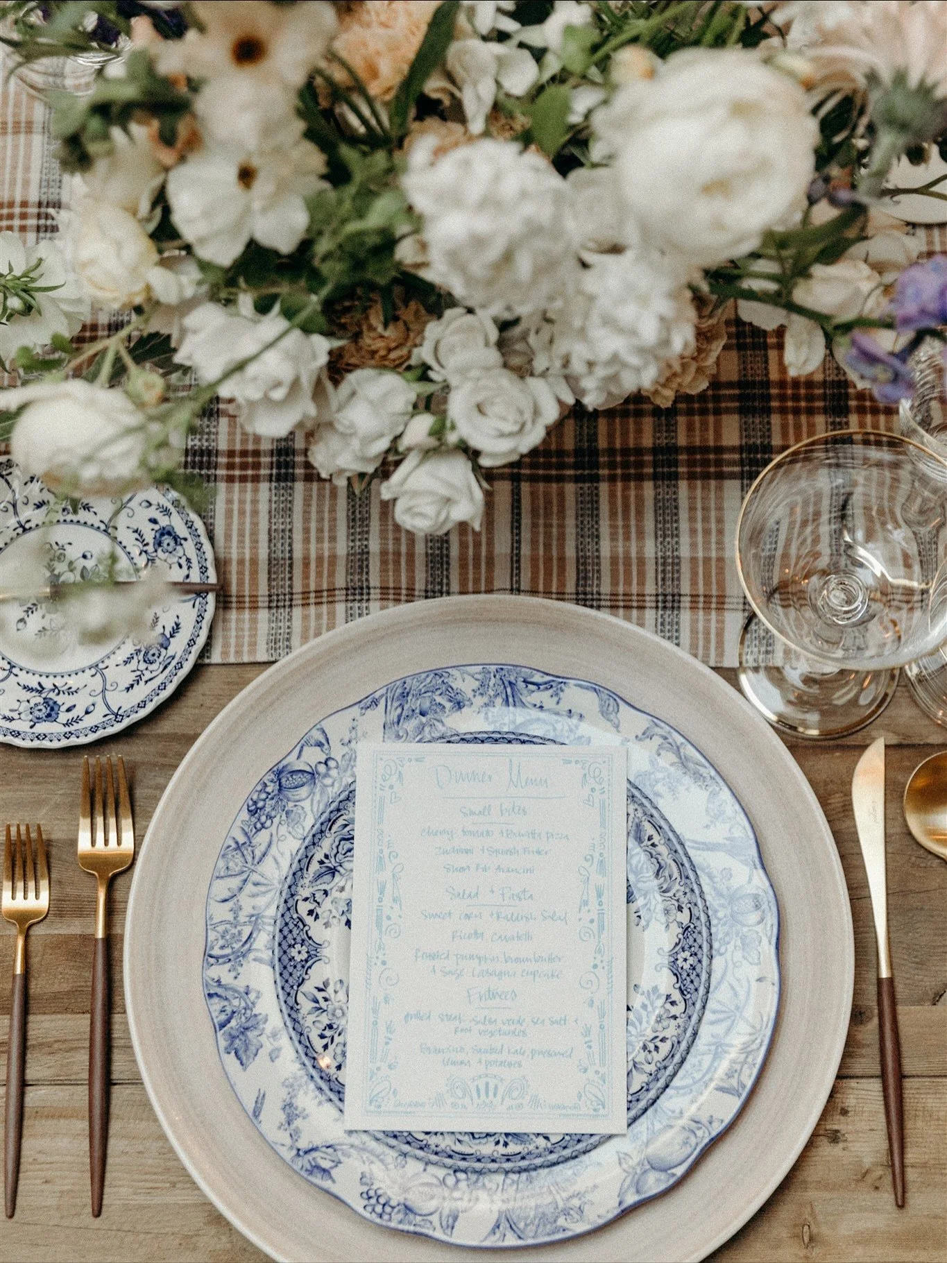 It&rsquo;s that time of year again&hellip; Thanksgiving table inspiration round up time! 

The holiday is almost here and we&rsquo;re thinking about styling our own tables, so for fun&hellip; let&rsquo;s take a walk down memory lane and look at past 