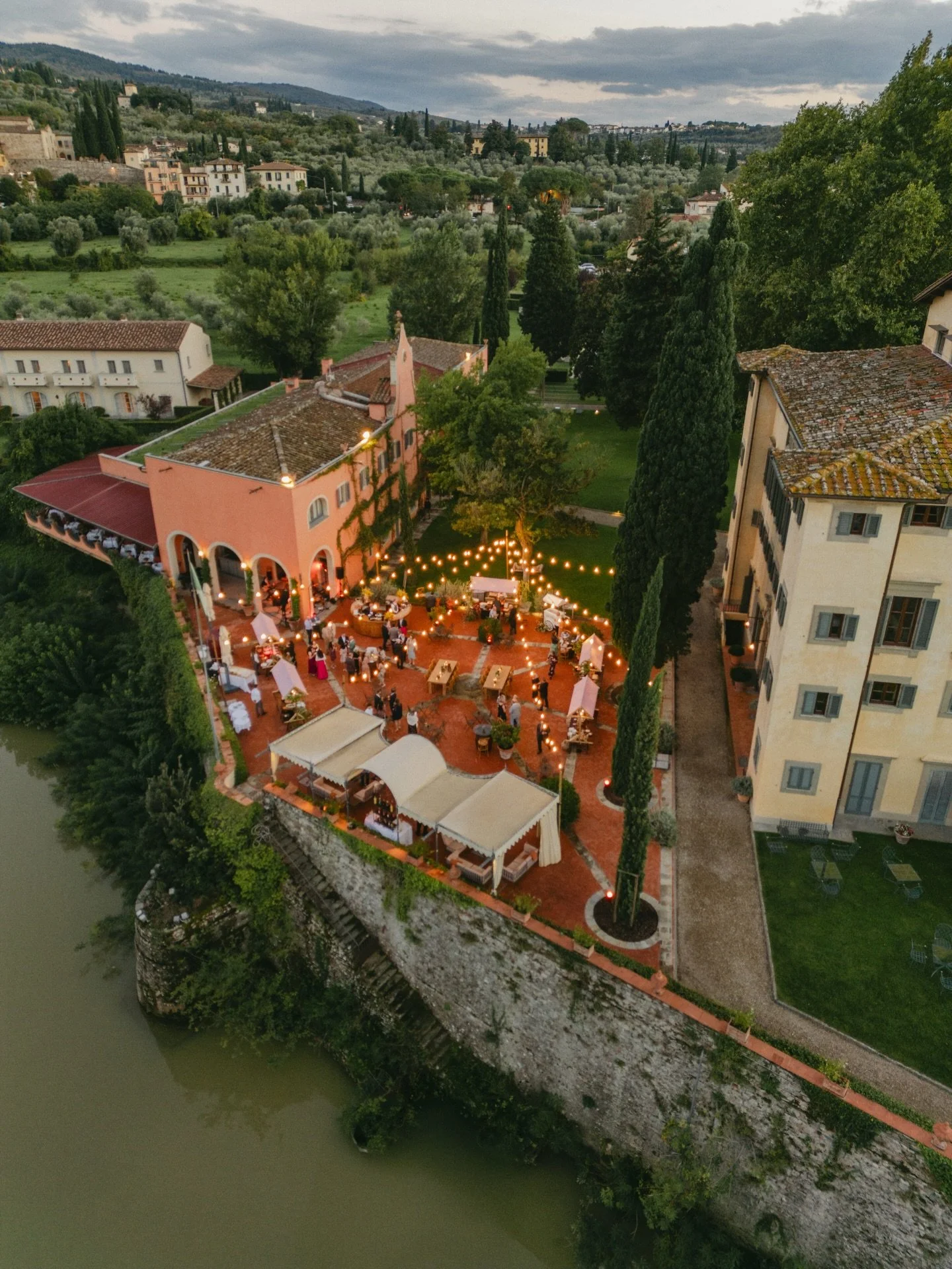 A playful, market-style wedding welcome at @villalamassaflorence &mdash; complete with views over the Arno and the most delectable stations: spritz bar, pizza, arancini, antipasti, grill, ensalada, gelato, roaming cannoli, and more.

@britlynsimonefl