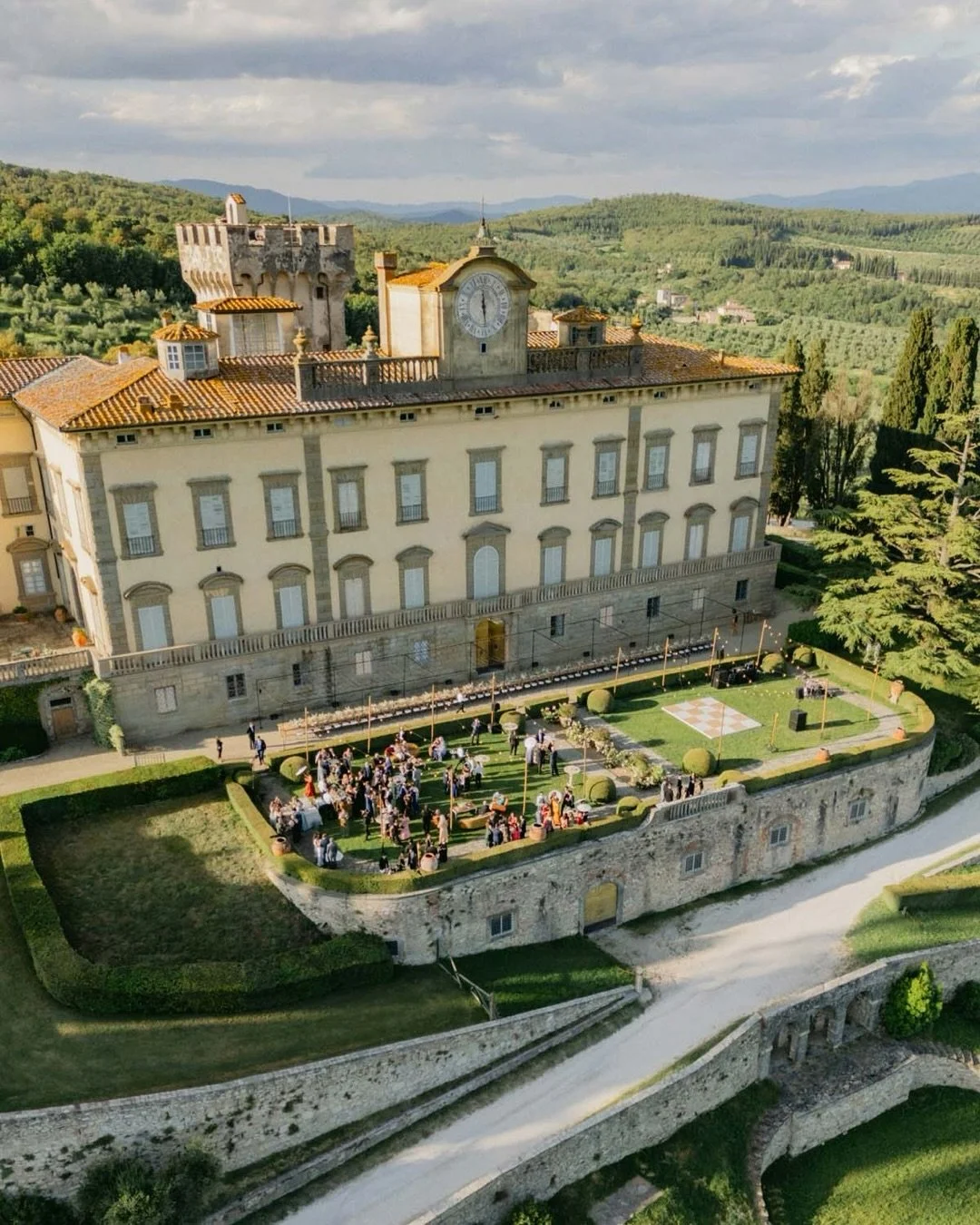 The perspective that an aerial shot offers is unparalleled 😍that macro view that we don&rsquo;t often get with our two feet planted firmly on the ground. With a backdrop of the Tuscan hills and @torre_a_cona at the heart, the view is amazing. 🥰 
Th