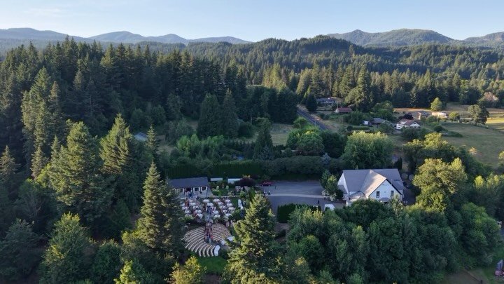 Birdseye POV of the ceremony day at @capehornestate for @sanjanabaldwa and @westlakegarrett 💙💚

The Pacific Northwest has such magic and it was joy to see S+G welcome their guests to the beauty of their region. 

Weekend Team

Planning and Design:&