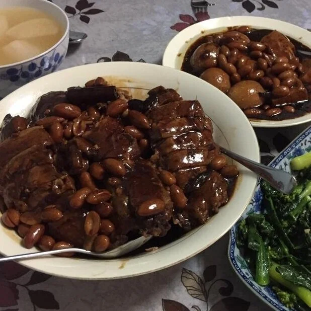 This braised duck recipe is probably one dish that requires the most preparation. But it is amazingly tasty and filling, absolutely must try for any duck meat lovers out there! For those that are afraid of the duck after taste, don’t worry, this dis…