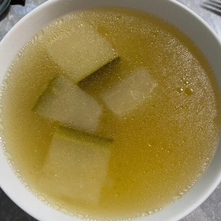 The Winter Melon soup boasts a clear savoury taste that brings about a cooling nature for your body. It includes relative beneficial qualities such as improving urinary tract. Wonderful in complimenting any meal!