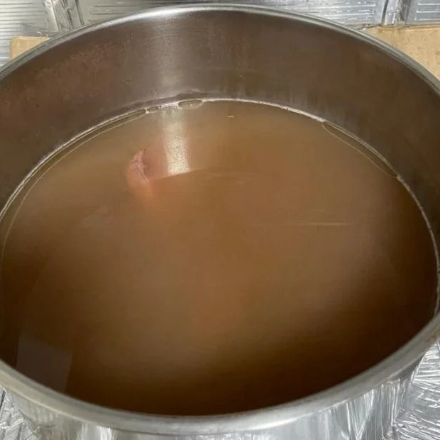 The Arrow Root soup, or 粉葛湯 (fěn gé tāng), is very healthy and is a great compliment to any meal! Boasting high in fibre and belonging to the “neutral” effect in Chinese medication, it is ideal for hot days when the body is more “heaty” and the ingr…