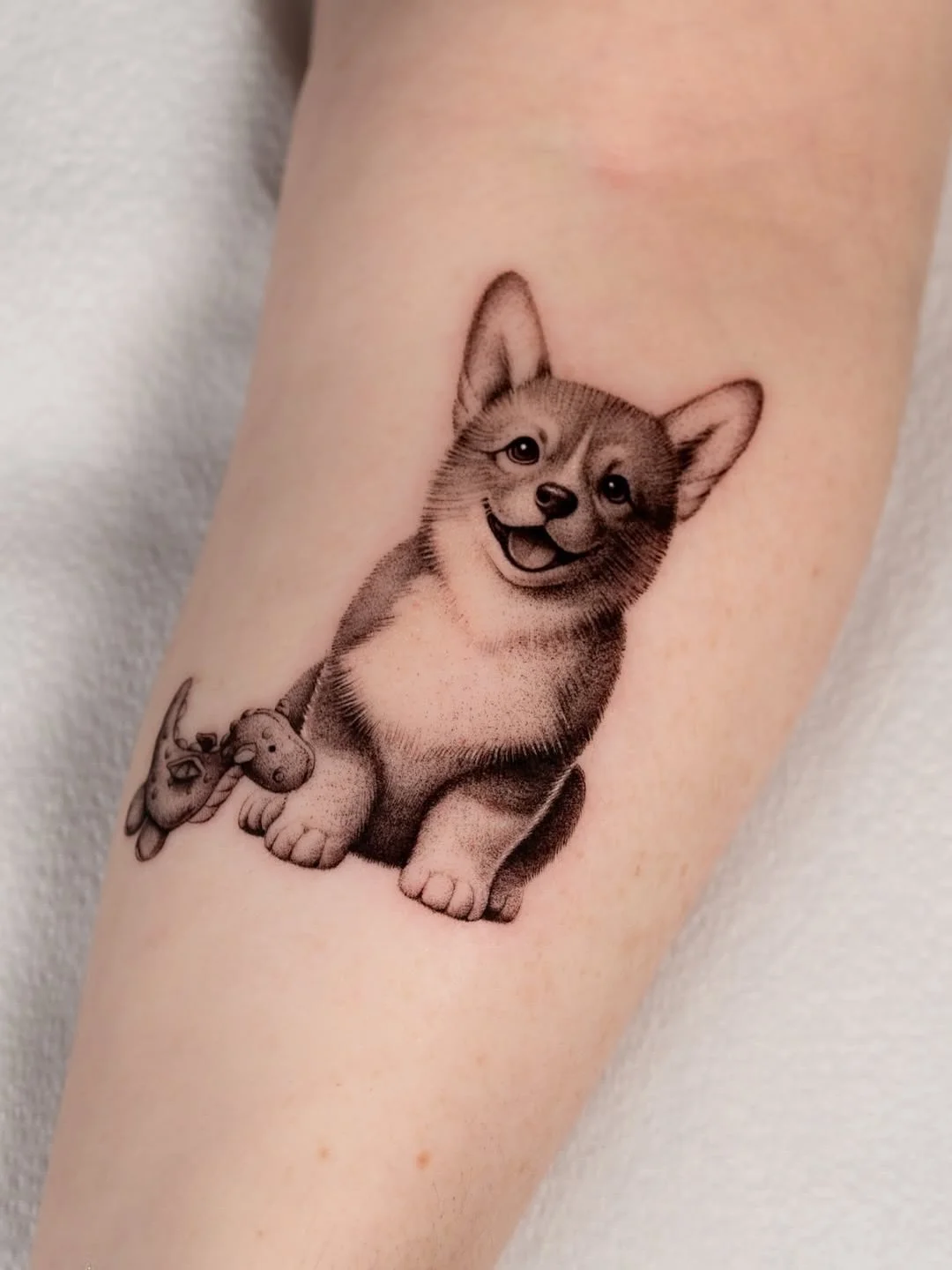 From micro-realism to large-scale works, Julia&rsquo;s (@bluerain.tattoo) tattoos are a celebration of the body, nature, and timeless design.

Visit the link in our bio to start a project or explore more of her portfolio. 

#AtelierEva