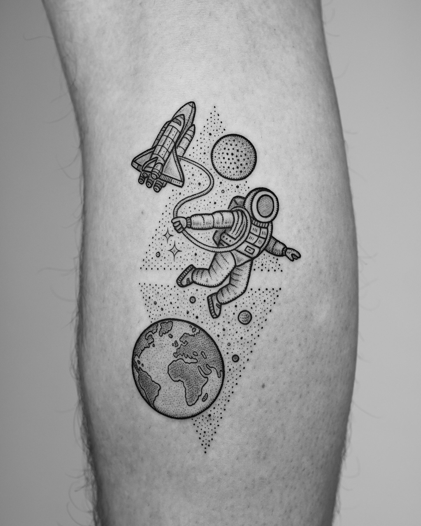 Mike (@mike_stout_tattoo) builds tiny universes in black ink&mdash;dinosaurs mid-adventure, animals dropped into unexpected worlds&mdash;brought to life through his signature dotwork.

Each piece feels like a self-contained story, layered with detail