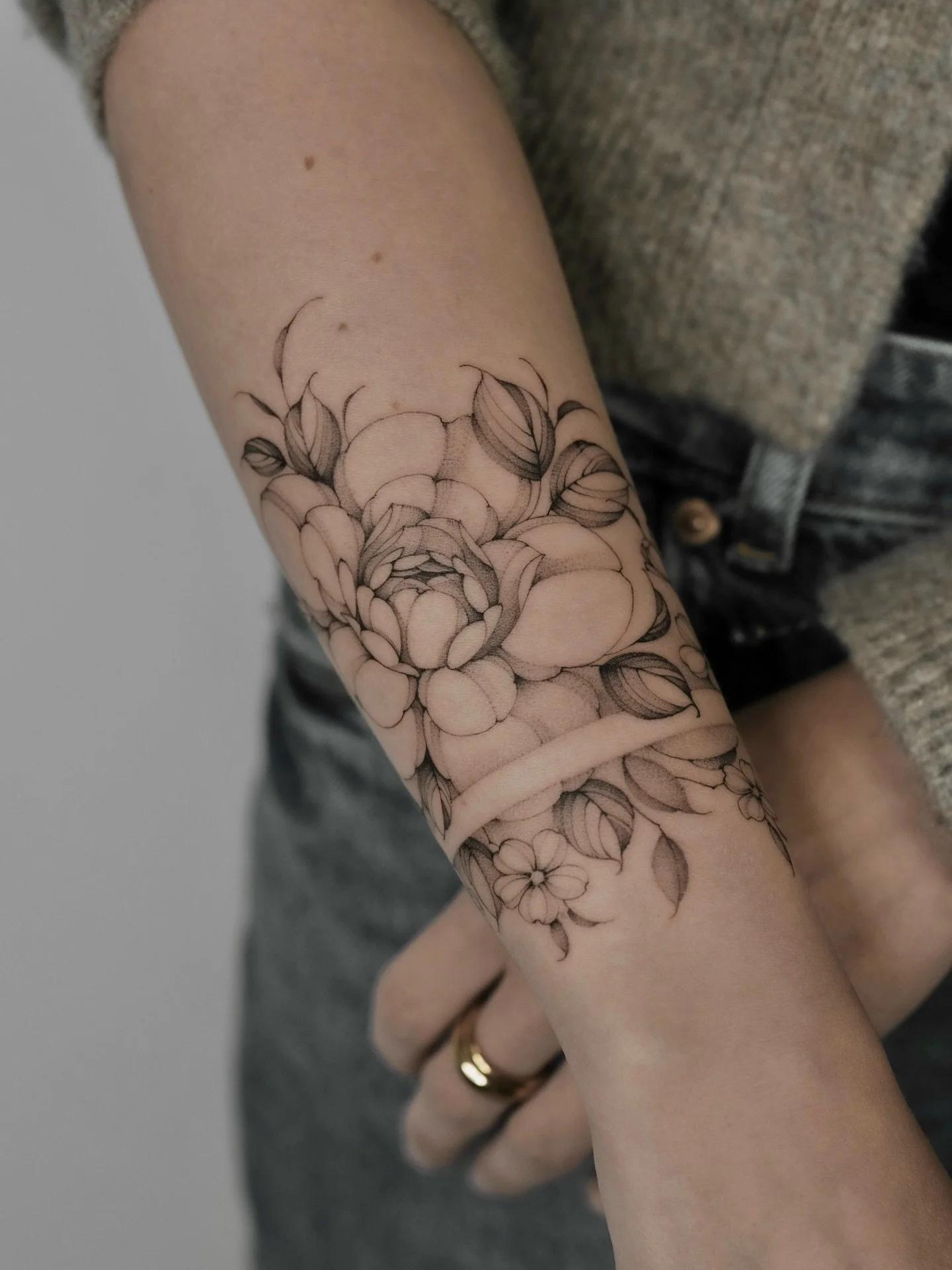 Specializing in freehand fine-line black and grey florals, Asya (@asya.tattoo) creates botanical designs with delicate linework and subtle shading that capture the fragility of plants in bloom.

Her focus is on flowing compositions that move naturall