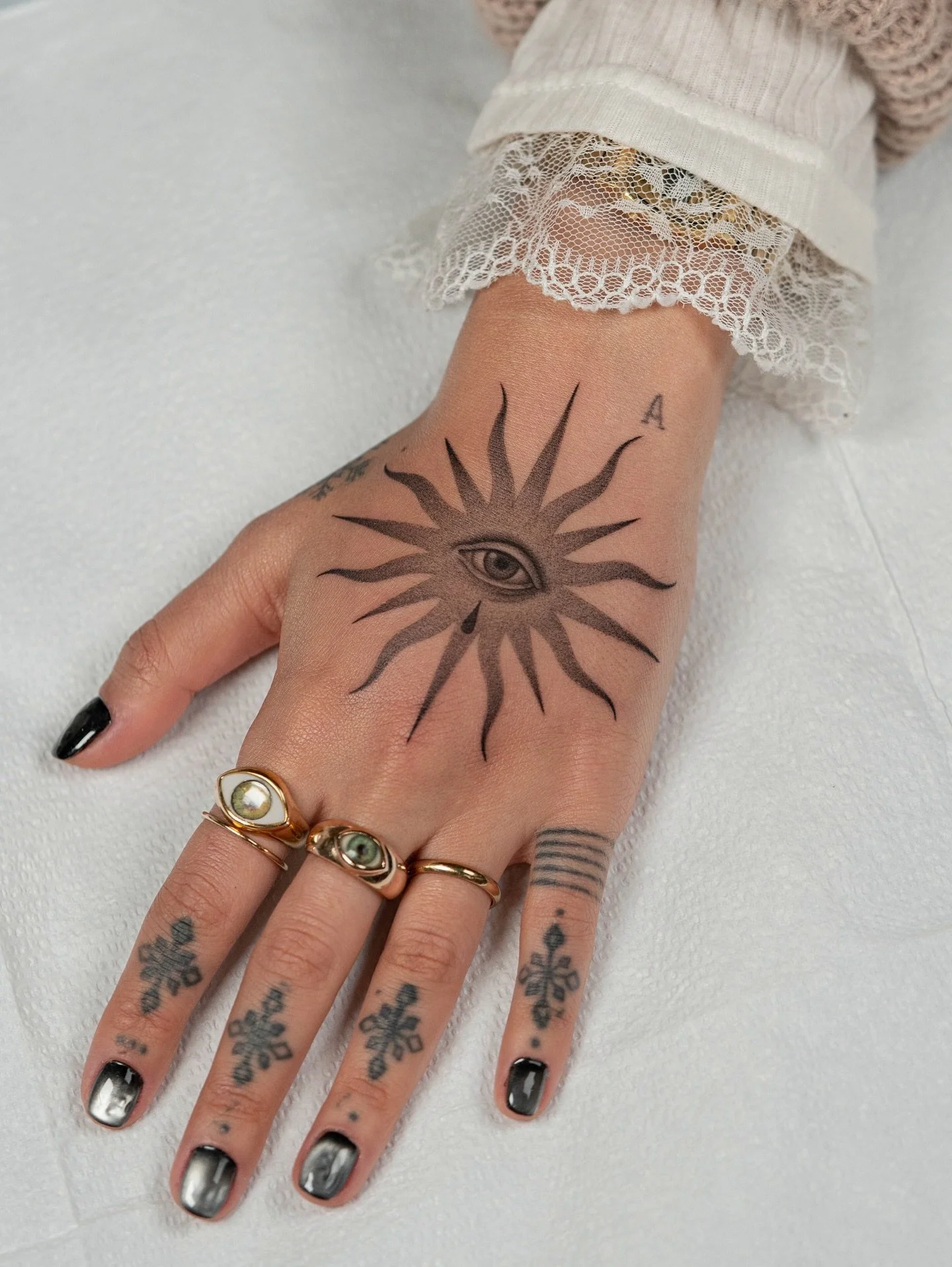 Done by @belmontetattoo.

Head to the link in our bio to request an estimate for your project with Meyk.

#AtelierEva