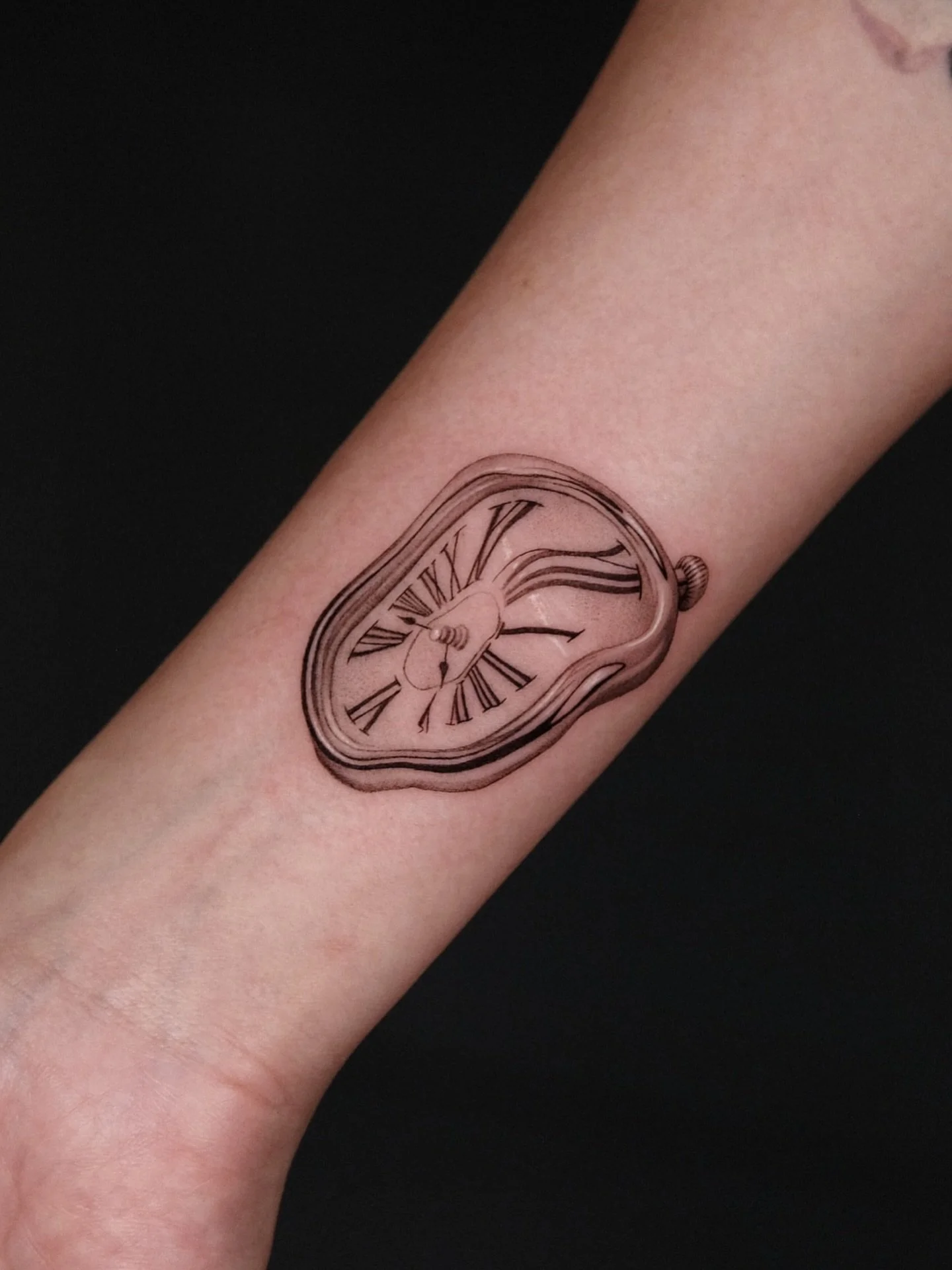 Inspired by Art Nouveau, Romanticism, and nature, Lauren&rsquo;s (@law_ink) work blends realism, fine linework, and negative space.

Specializing in black &amp; grey, micro-realism, and pet and wildlife portraits, her tattoos balance minimalism with 