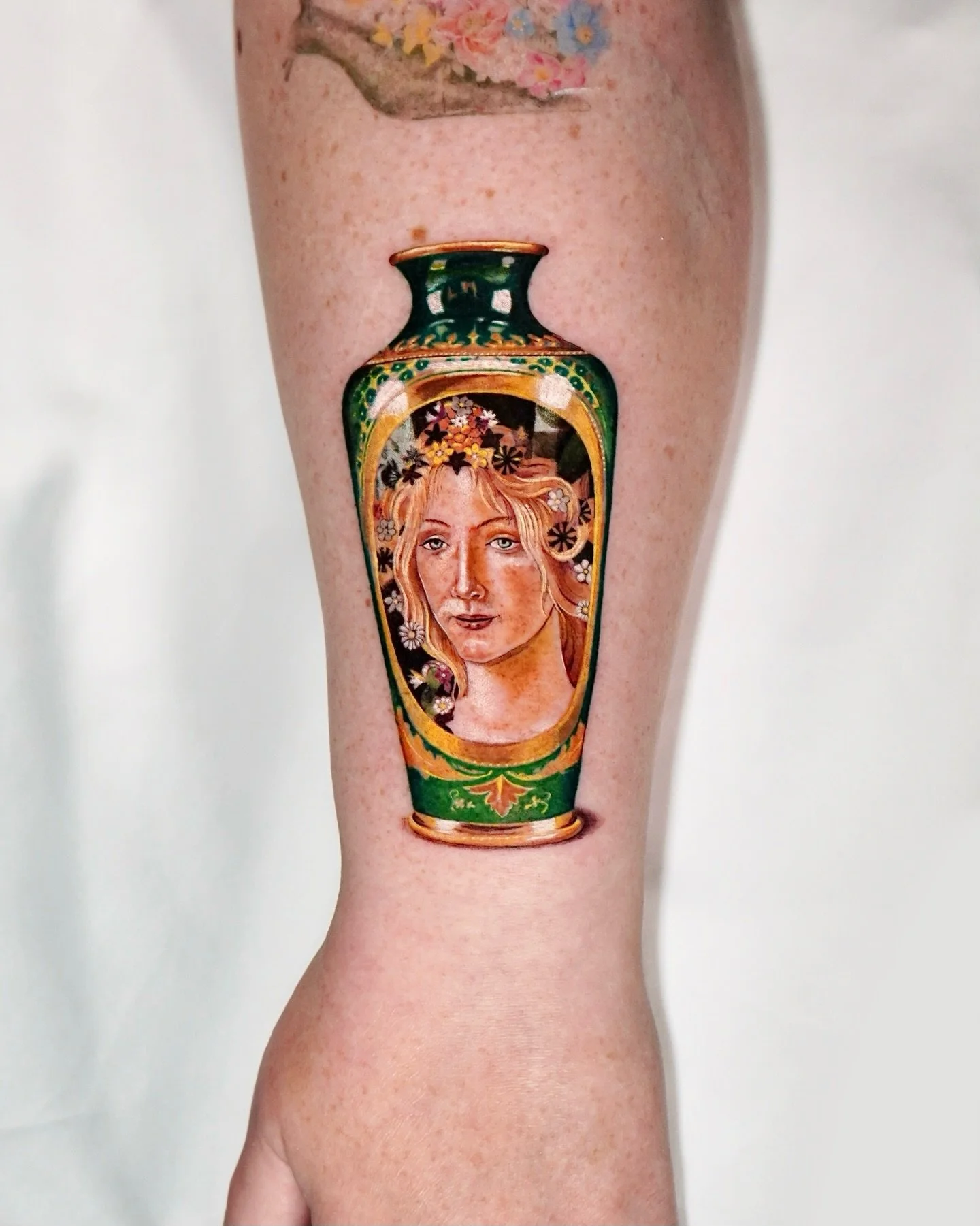 Pilar (@caotida) specializes in contemporary fine-line color designs with a focus in pop culture and fine art. Her new and inventive framing techniques makes her work stand out in awe-inspiring ways.

Visit the link in our bio to explore her portfoli