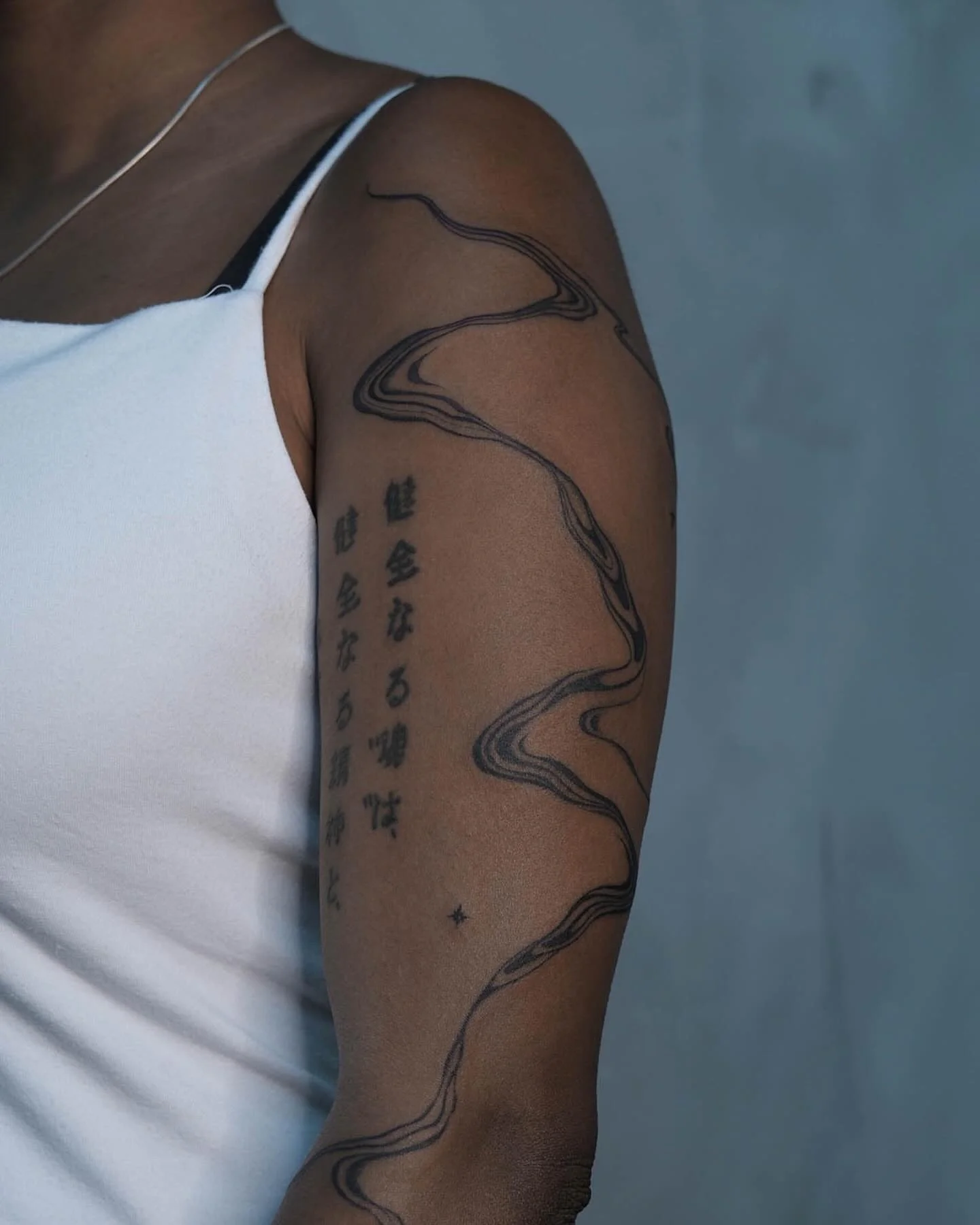 Rui&rsquo;s (@rui.tat) tattoo style is a fusion of abstract and expressive elements, characterized by its originality and artistic depth.

Explore more of her portfolio by visiting the link in our bio.

#AtelierEva