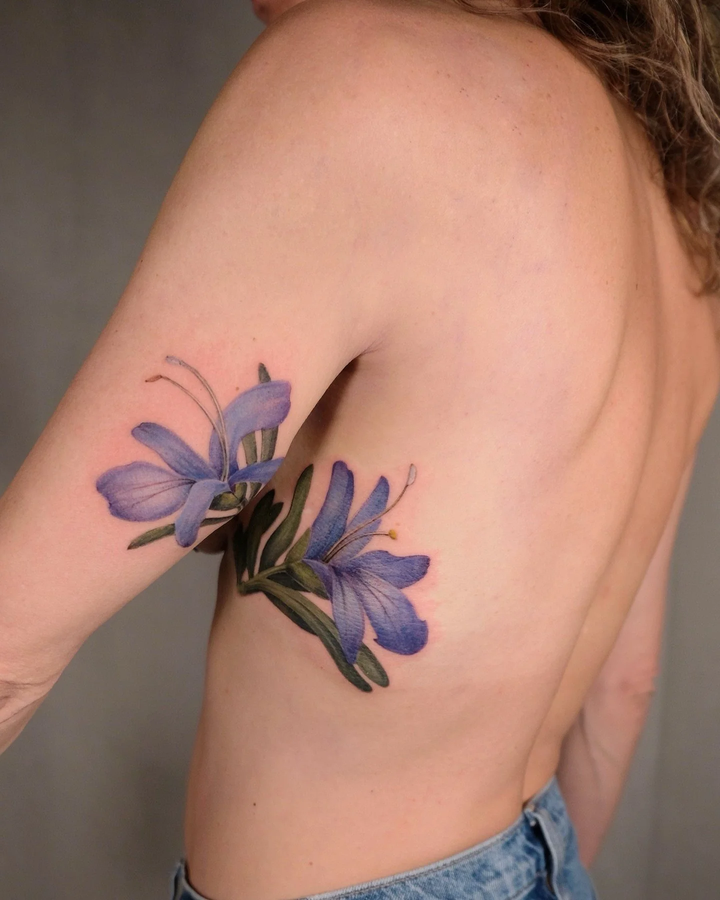 Rosemary flowers by @lena_fedchenko.

Head to the link in our bio to book with Lena.

#AtelierEva