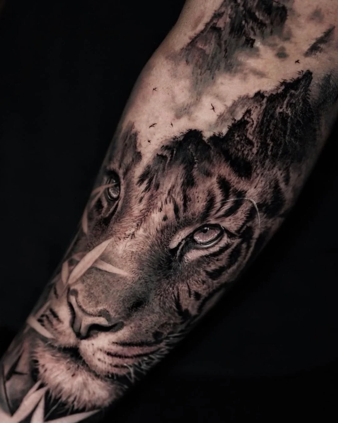 DaniLuz (@daniluztattoo) is a self-taught tattoo artist celebrated for his hyper-realistic black &amp; grey work. 

From an early passion to a global career, he transforms portraits, animals, and personal stories into deeply lifelike, dimensional pie