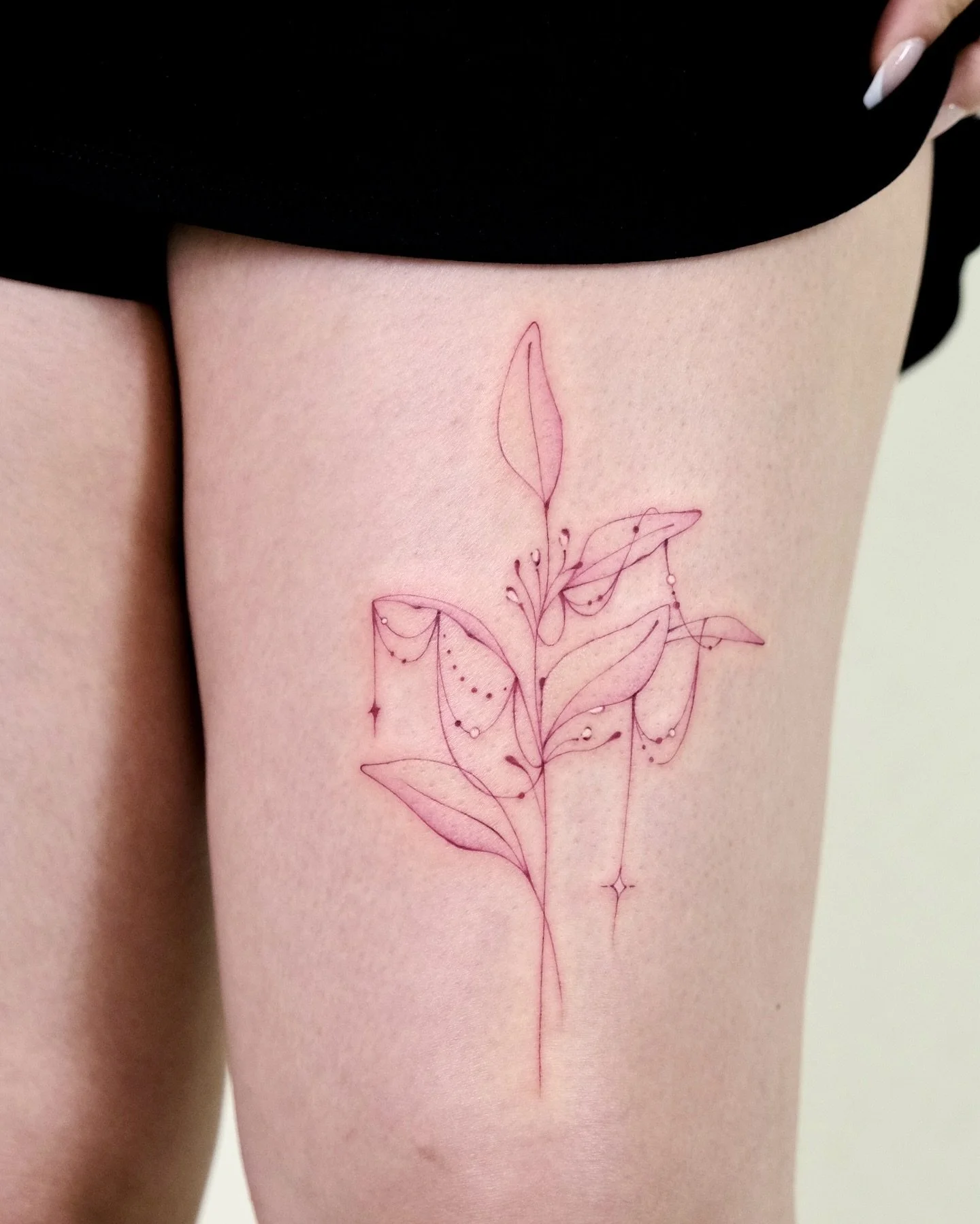 Works by @uwendyxx.tat.

Inspired by floral, botanical, and celestial elements, Wendy&rsquo;s work draws on the therapeutic power of nature, guided by an organic and delicate approach.

Book with Wendy at the link in our bio.

#AtelierEva