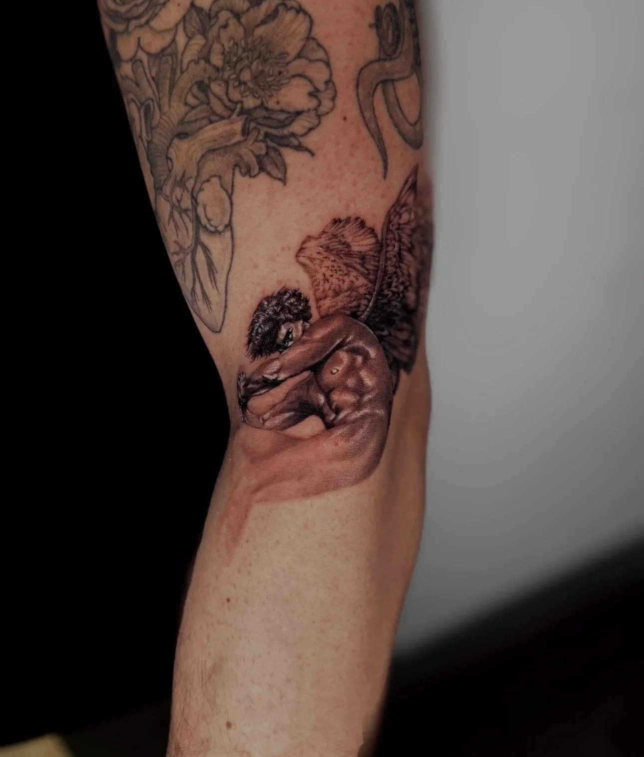 Done by @domini.dextera.

Drawing from classical paintings, woodcut engravings, and vintage 20th-century imagery, Dexter creates micro-realism tattoos that feel both timeless and surreal. His compositions blend fine art influences with intricate deta
