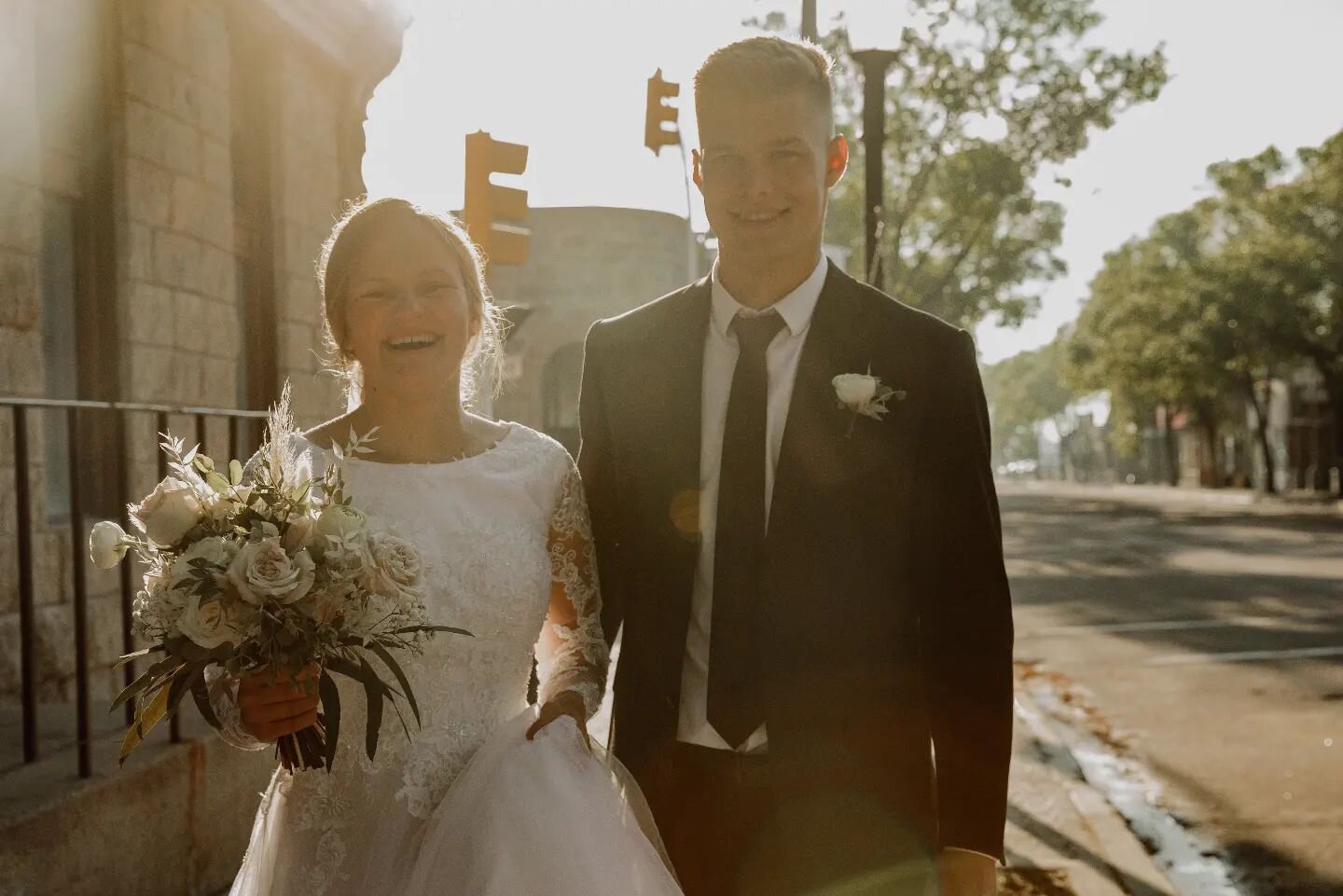 Julia and Sam 🤍
Congratulations to this lovely couple!
.
@lynette.photographer
.
.
#weddinginspiration #weddingfever #weddingflorals #weddingflowers #weddingbouquet #weddinghair #wedding
#florals #flowers #bouquet #weddingbouquets #weddingdecor