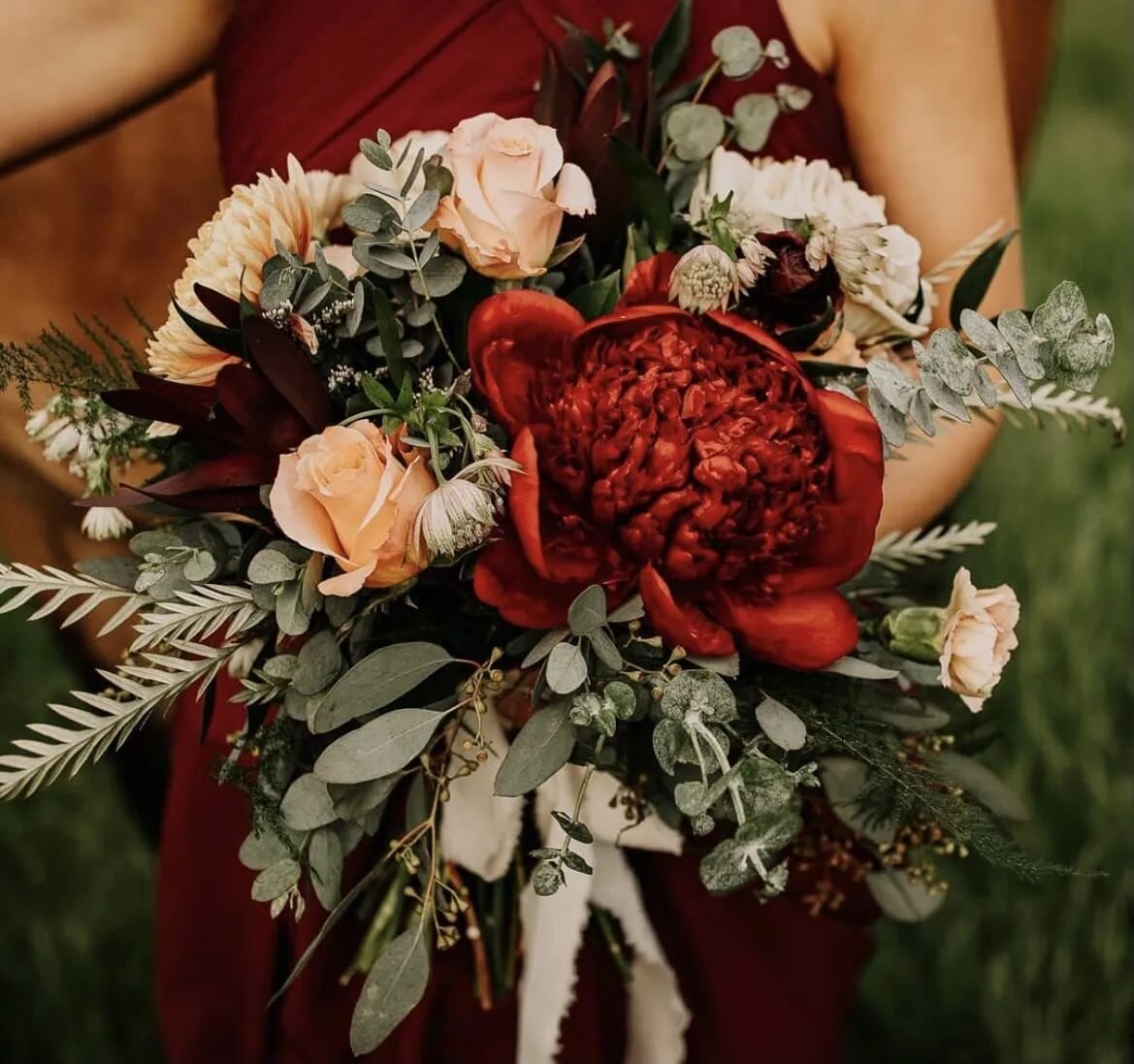 Fall in Love 🍂
.
Seems like everyone wants to get married in fall and we are quite busy at the shop. Isn't it one of the most gorgeous seasons though? 
.
.
.
#fallwedding #fallweddings #fall #wedding #weddingfever #weddingbouquet #weddingbouquets #w