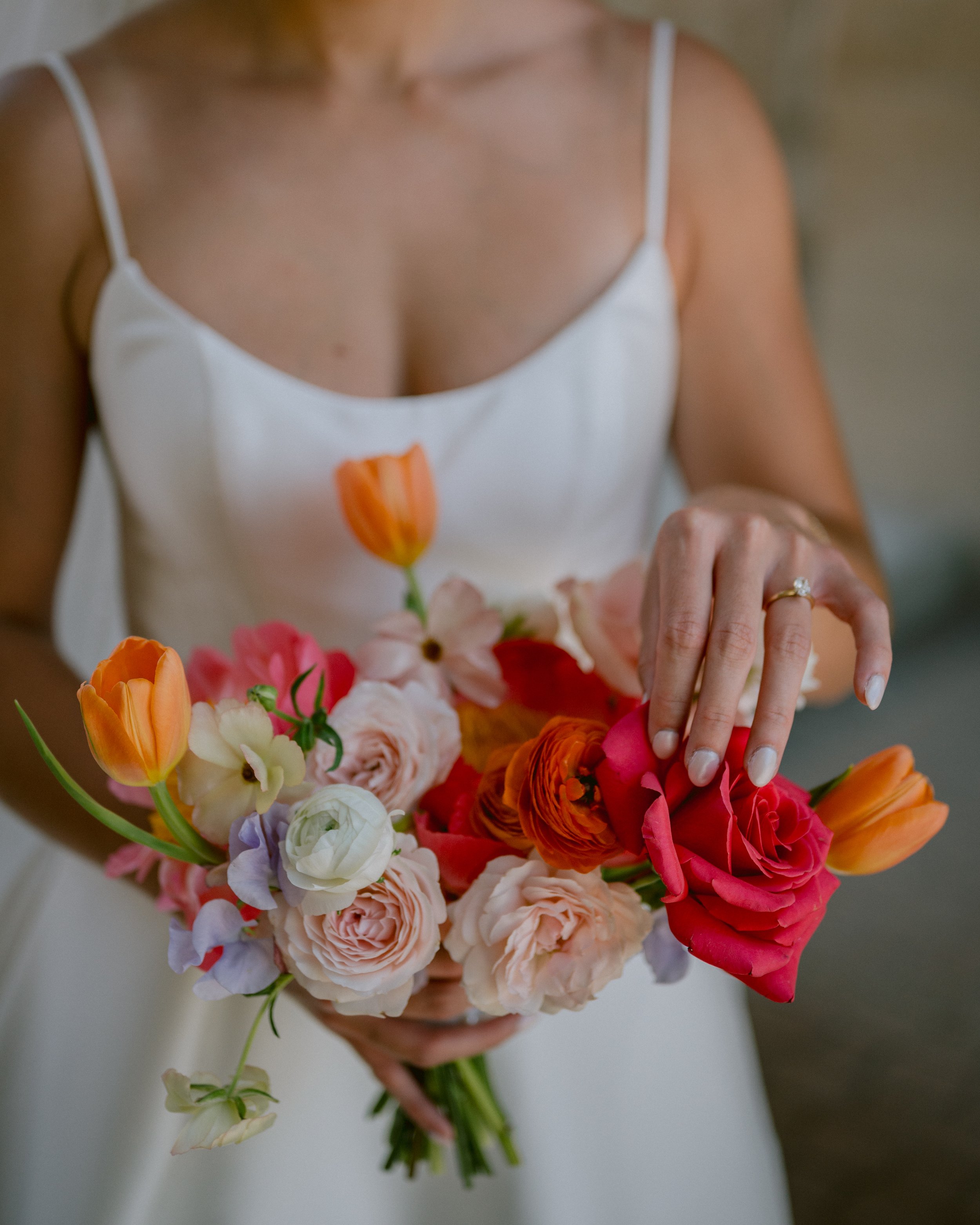 earth_buds_florist_winnipeg_wedding_florist_bridal_bouquet.jpg