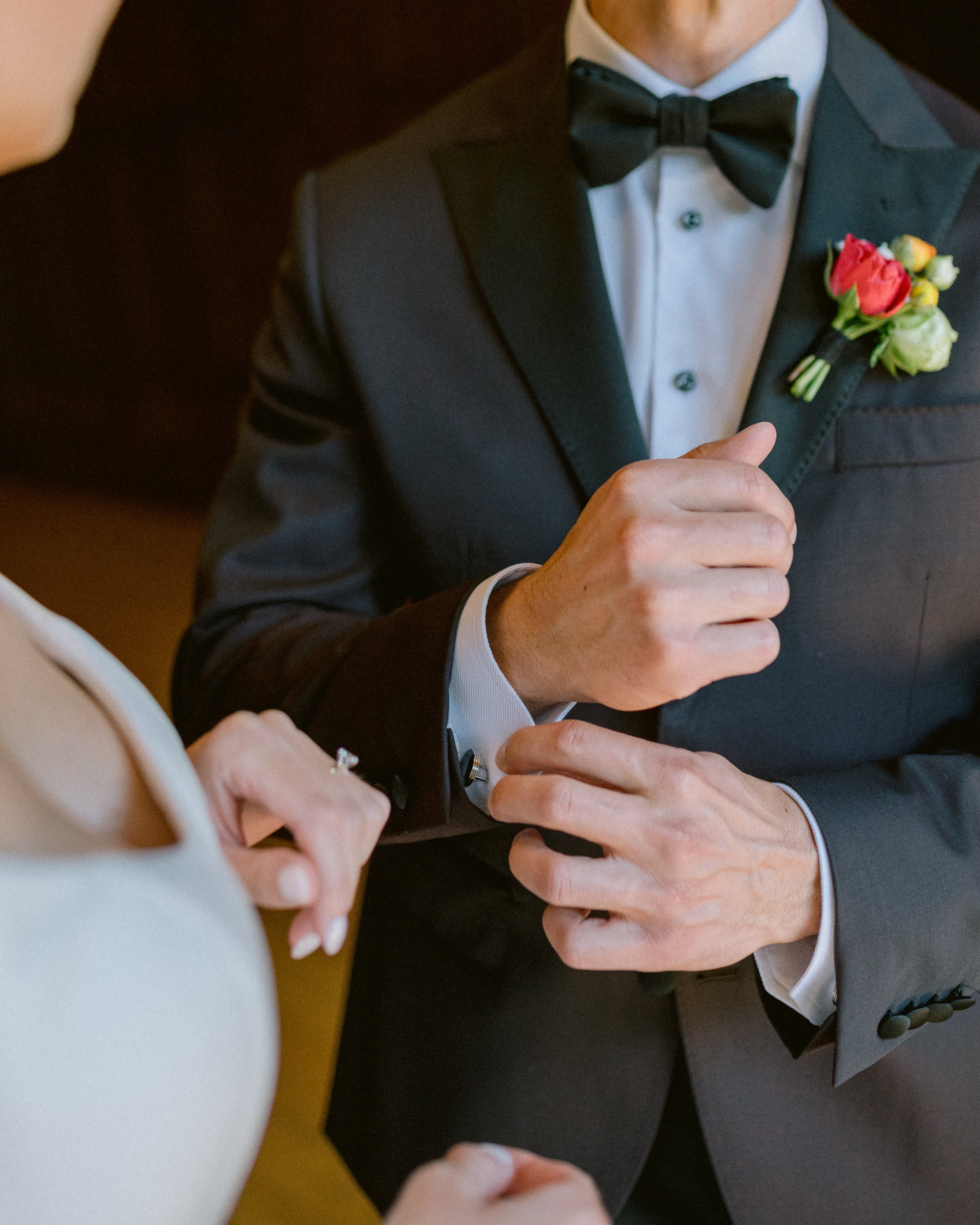 earth_buds_florist_winnipeg_wedding_florist_boutineers.jpg