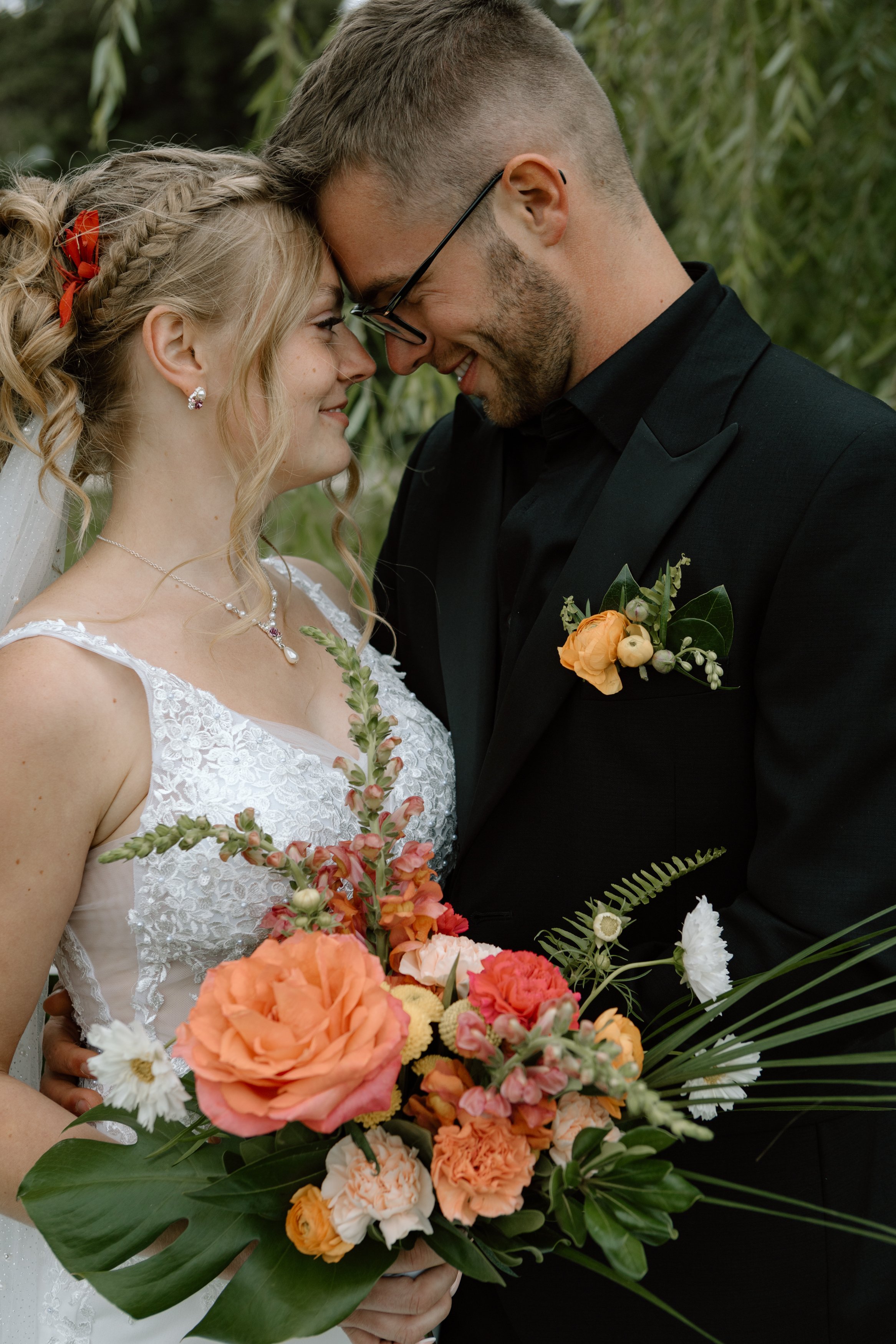 earth_buds_florist_wedding_flower_bouquets_boutineers.jpg