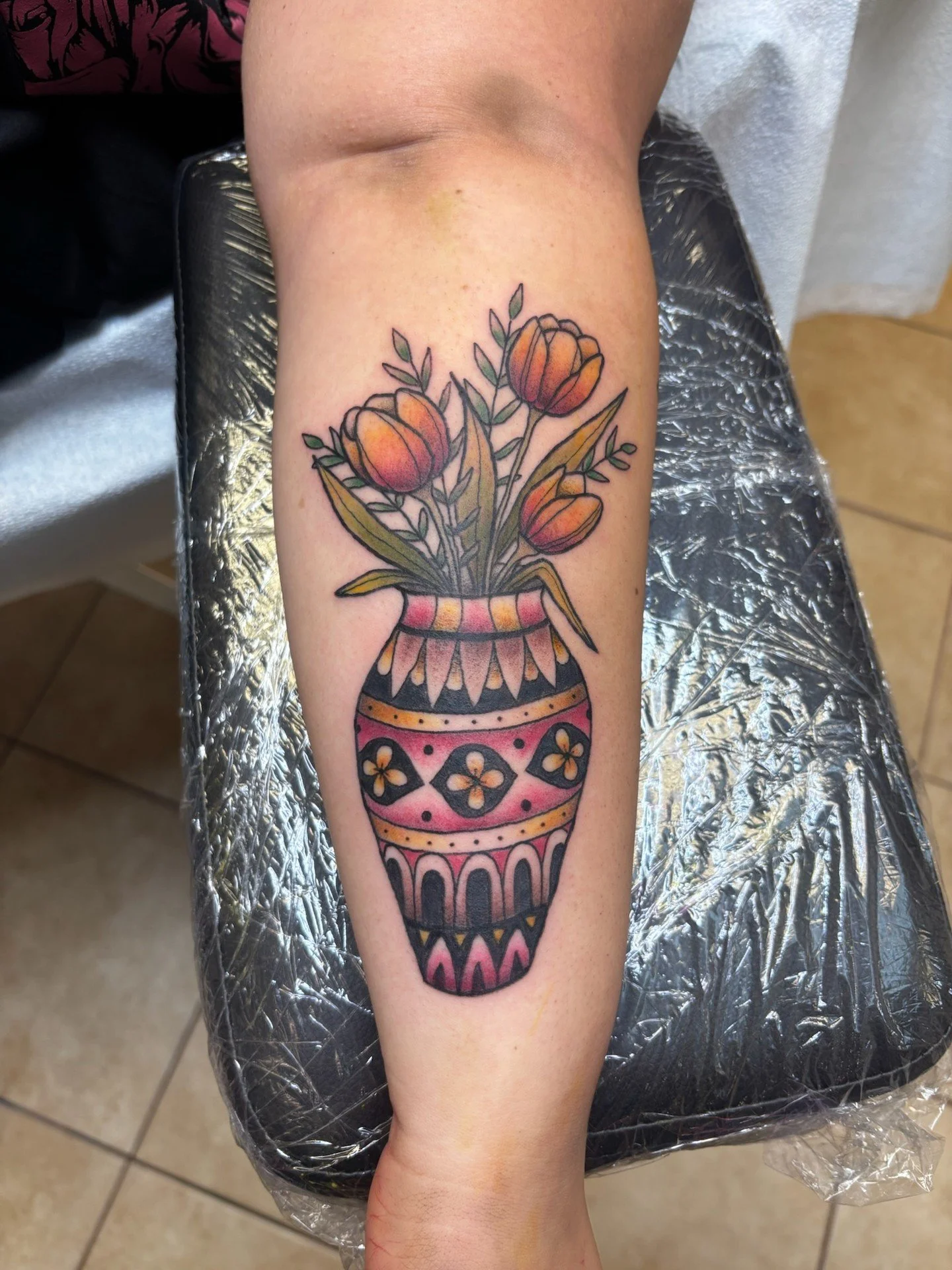 Traditional case with flowers done by Casey! Casey loves doing traditional style tattoos so text 732-451-4904 to book with her

#traditionaltattoo #neotraditionaltattoo #colortattoo #flowertattoo #vasetattoo #njtattoo #njtattooartist #njtattooshop #b