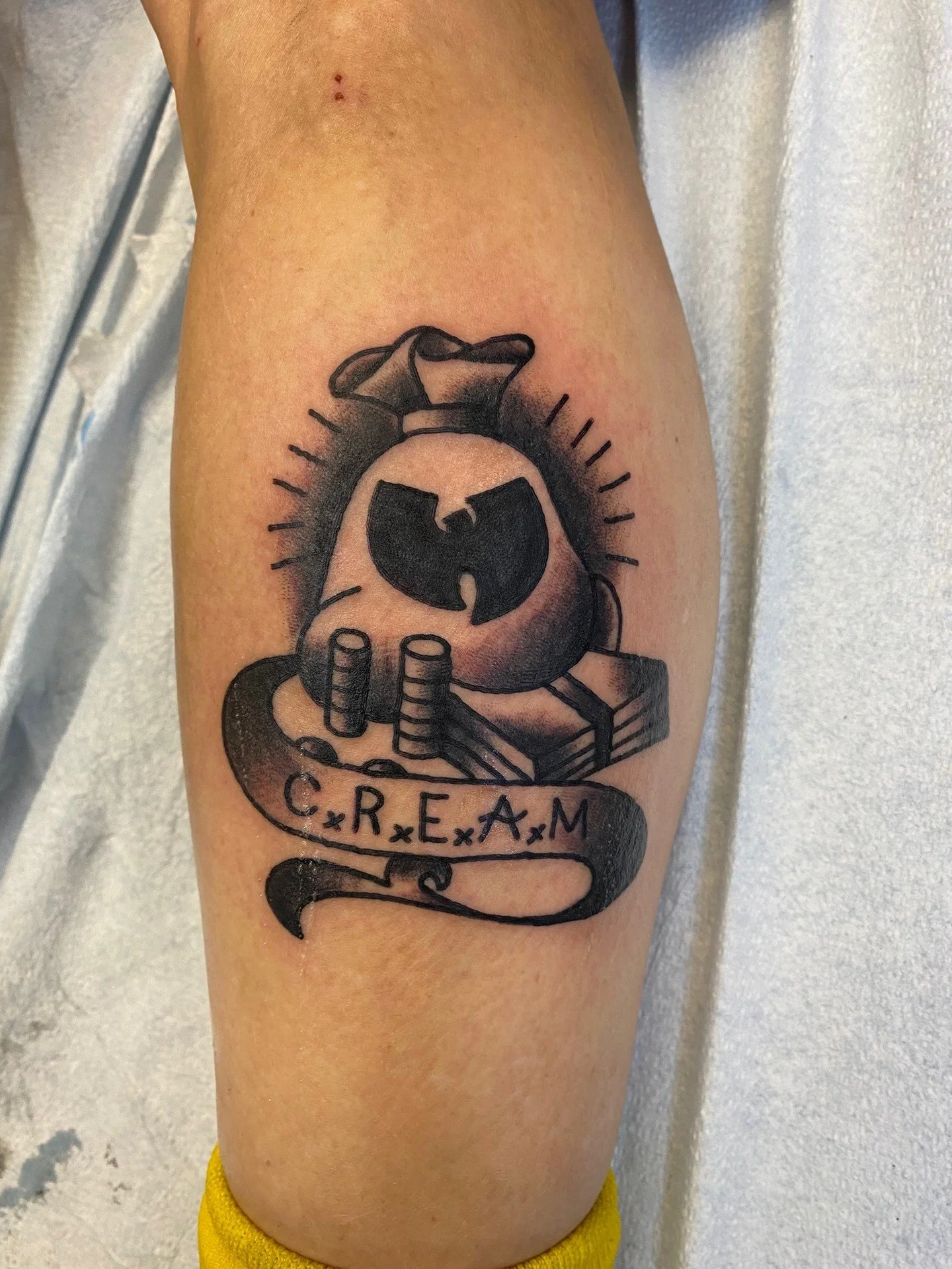 CASH RULES EVERYTHING AROUND ME 💸 Awesome Wu-Tang Clan inspired piece by Rich. Call or text 732-503-8469 to book a tattoo for your favorite band!

#wutang #wutangclan #wutangclantattoo #creamwutang #blackandgreytattoo #njtattoo #njtattooartist #njta