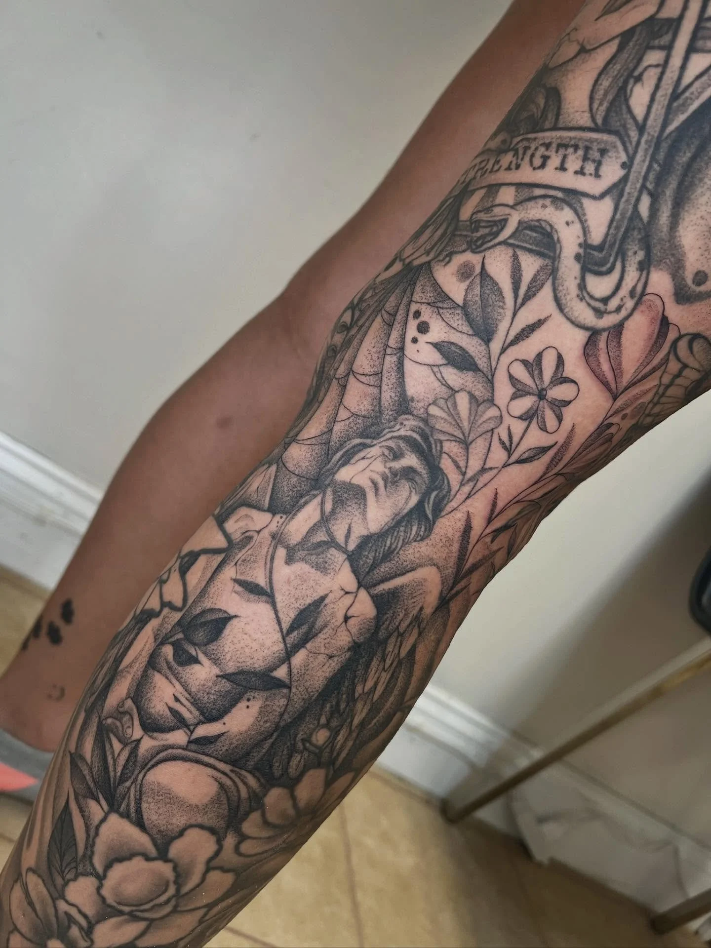 In love with this addition to this leg sleeve by Koryn 😍 Fill out the form in our bio to book with her!

#njtattooartist #njtattooshop #njtattoo #bricknj #oceancountynj #radiantenergytattoo #tattoo #statuetattoo #stippletattoo #peppershading #fineli