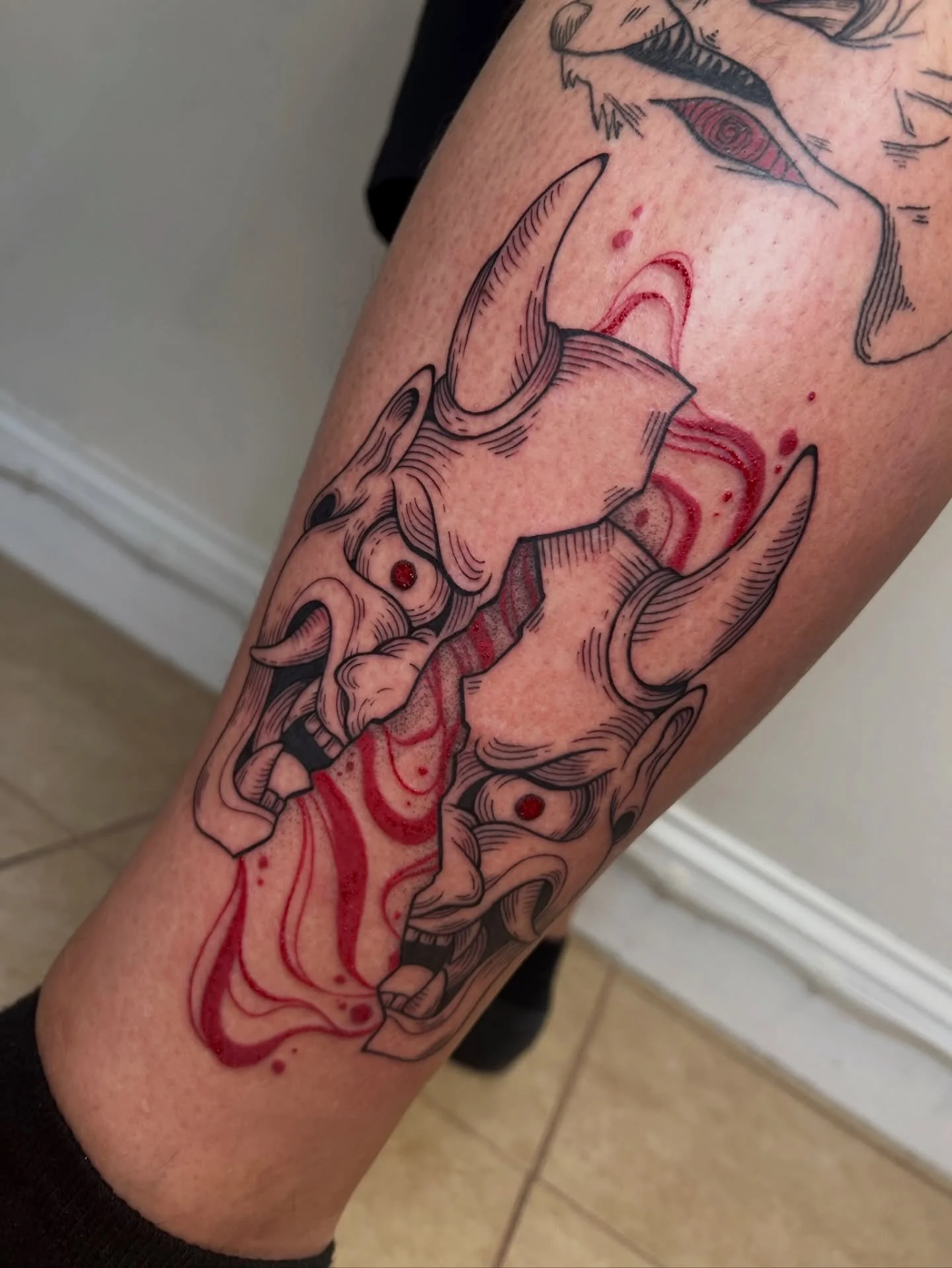 Amazing hannya mask done by Koryn from her flash! Fill out the form in our bio to book one of her flash pieces or a custom one 👺 

#njtattoo #njtattooshop #njtattooartist #hannyamasktattoo #hannyamask #japanesetattoos #japanesetattoodesign #redinkta