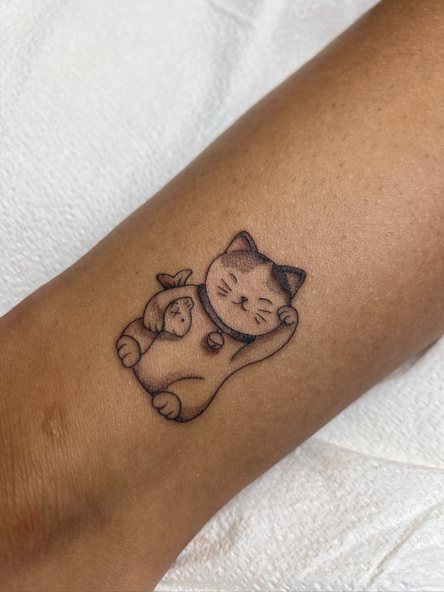 Adorable little cat done by Koryn 🥹 Fill out the form in our bio to book a non traditional tattoo of your pet 🐈 

#cat #cattattoo #pettattoo #finelinetattoo #njtattoo #njtattooshop #njtattooartist #bricknj #oceancounty