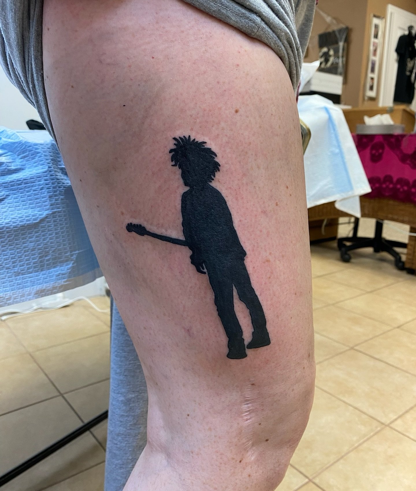 And fans of The Cure out there 🤔 How awesome is this Robert Smith tattoo done by Rich?!? He&rsquo;s booking for December so fill out the form to book with him!

#robertsmith #robertsmiththecure #thecure #thecuretattoo #blackwork #blackworktattoo #nj