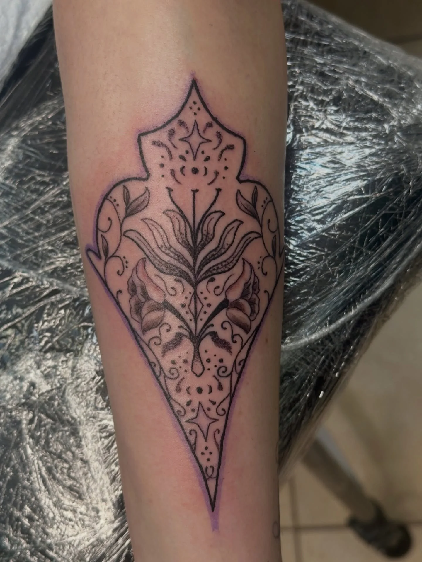Loveee this floral piece done by Caroline! She&rsquo;s booking for December so fill out the form in our bio to book with her 🌸

#flower #flowertattoo #floraltattoo #symmetrical #fineline #finelinetattoo #njtattoo #njtattooartist #njtattooshop #brick
