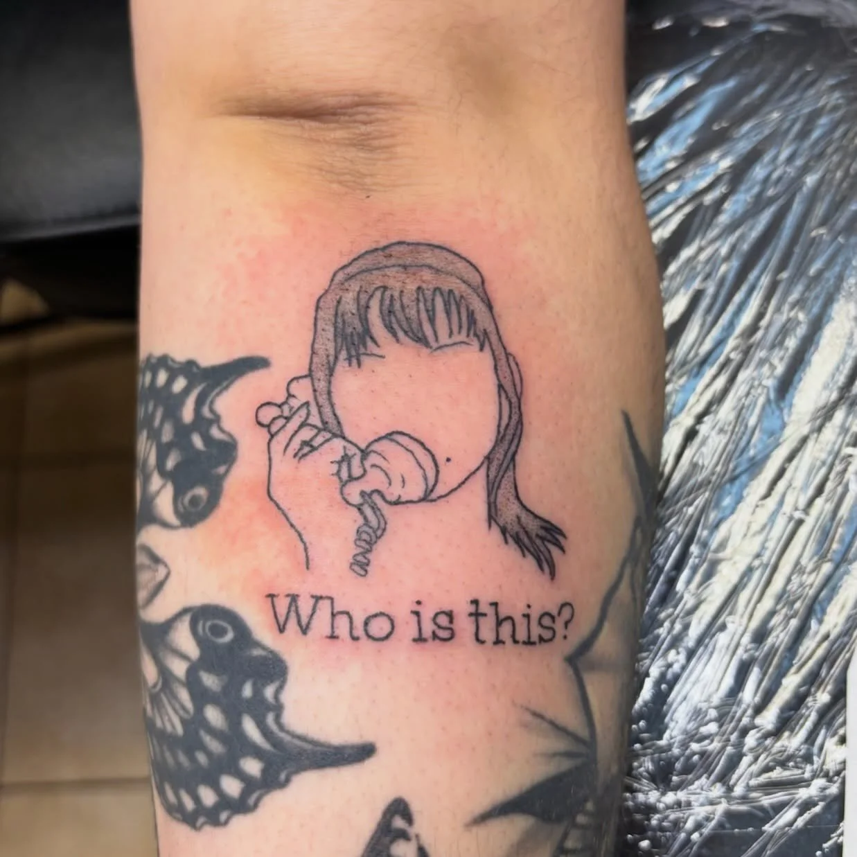 Super fun Sex and the City inspired piece done by Casey! She&rsquo;s booking for this month so fill out the form in our bio to book now!

#linework #lineworktattoo #sexandthecity #sexandthecitytattoo #bricknj #njtattoo #njtattooshop #njtattooartist