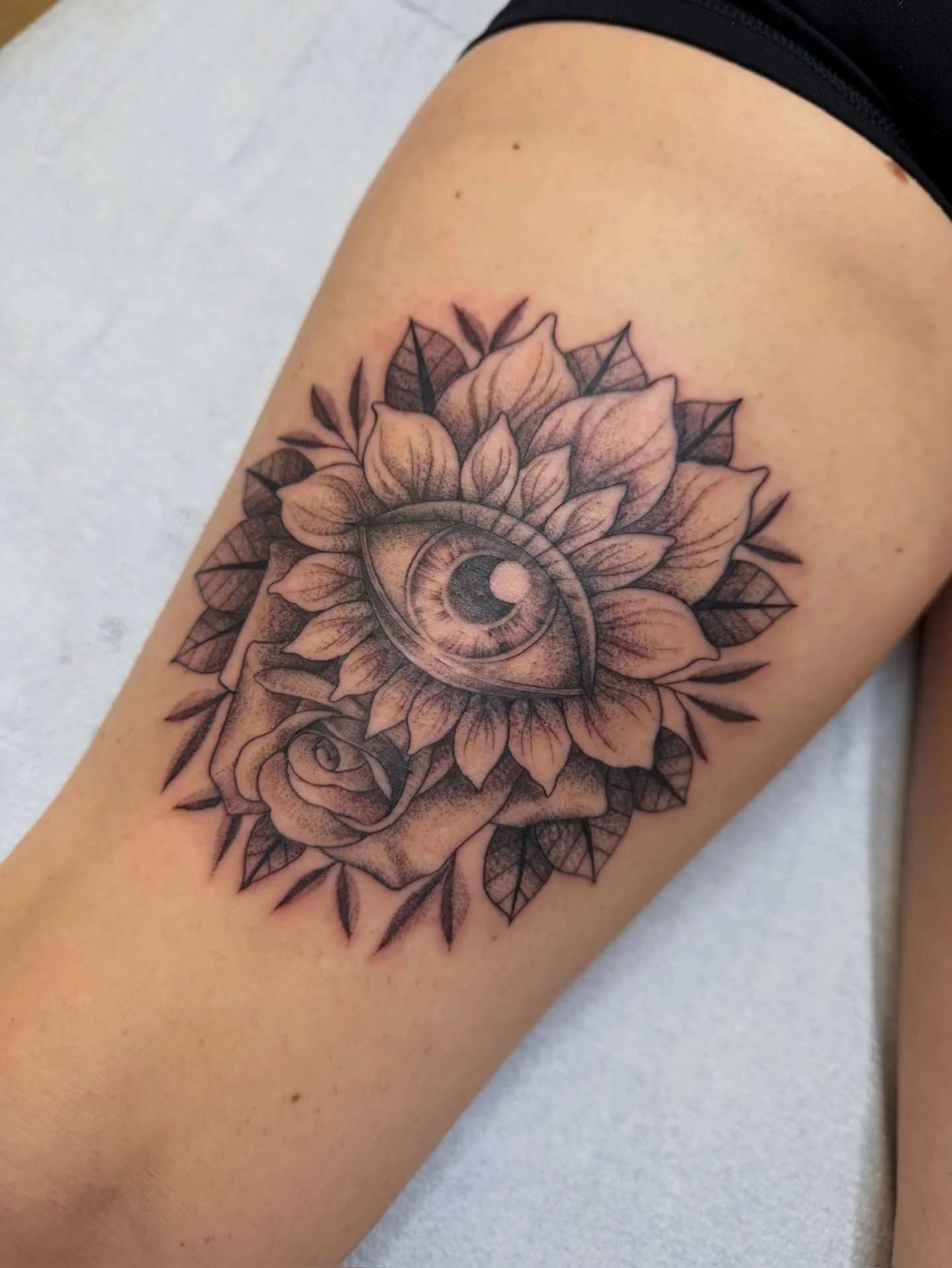👁️❤️ this tattoo done by Koryn! She has available time this month so fill out the form in our bio to book with her 🌹

#flower #flowertattoo #eye #eyetattlo #thightattoo #bricknj #njtattoo #njtattooshop #njtattooartist