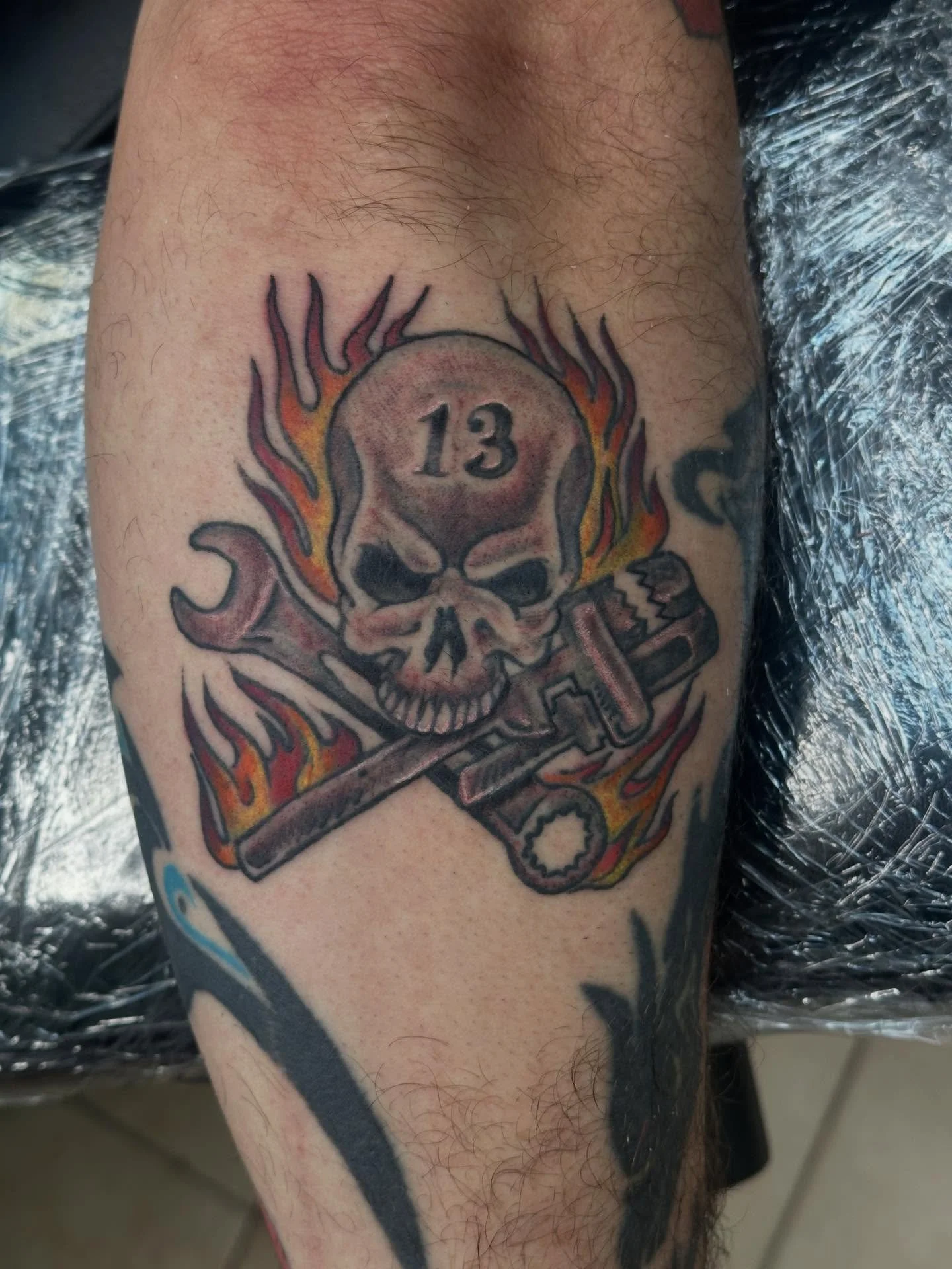 Nothing says badass more than a skull 🔥 This piece was done by Caroline, fill out the form in our bio to book with her!

#njtattooartist #njtattooshop #njtattoo #bricknj #oceancountynj #radiantenergytattoo #tattoo #skull #skulltattoo #flametattoo #f