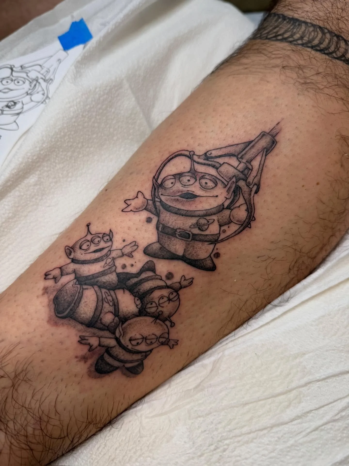 The claw oooooooo!!! Super fun Toy Story tattoo done by Koryn 👽 fill out the form in our bio to book with her!

#njtattooartist #njtattooshop #njtattoo #bricknj #oceancountynj #radiantenergytattoo #tattoo #toystory #toystorytattoo #toystoryaliens #c