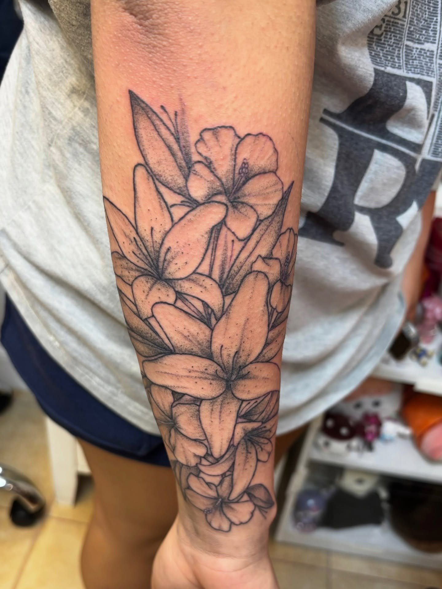 OBSESSED with this floral piece done by Casey 😍 She loves doing large projects like these so book with her with the #linkinbio 

#flower #flowertattoo #floraltqttoo #hibiscusflower #hibiscustattoo #lilyflower #lilytattoo #finelinetattoo #blackabdgre