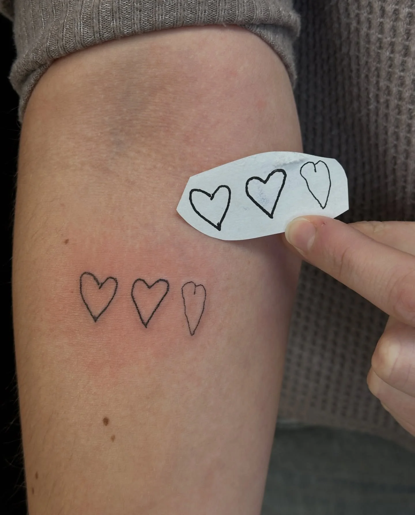 Hand drawn hearts done by Caroline ❤️ Fill out the form in our bio to book with her!

#hearttattoo #handwritingtattoo #finelinetattoo #njtattooshop #bricknj