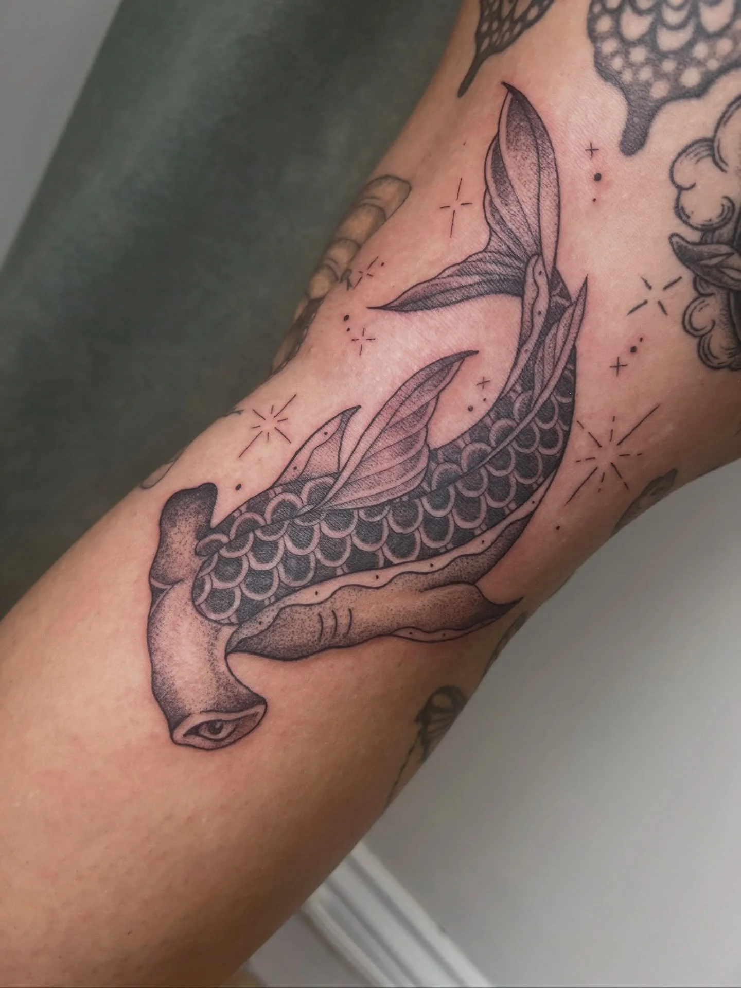Obsessed with this hammerhead shark tattoo done by Koryn 😍 she still has time to tattoo you this month so fill out the form in our bio to book!

#hammerheadshark #sharktattoo #finelinetattoo #blackandgreytattoo #njtattooshop