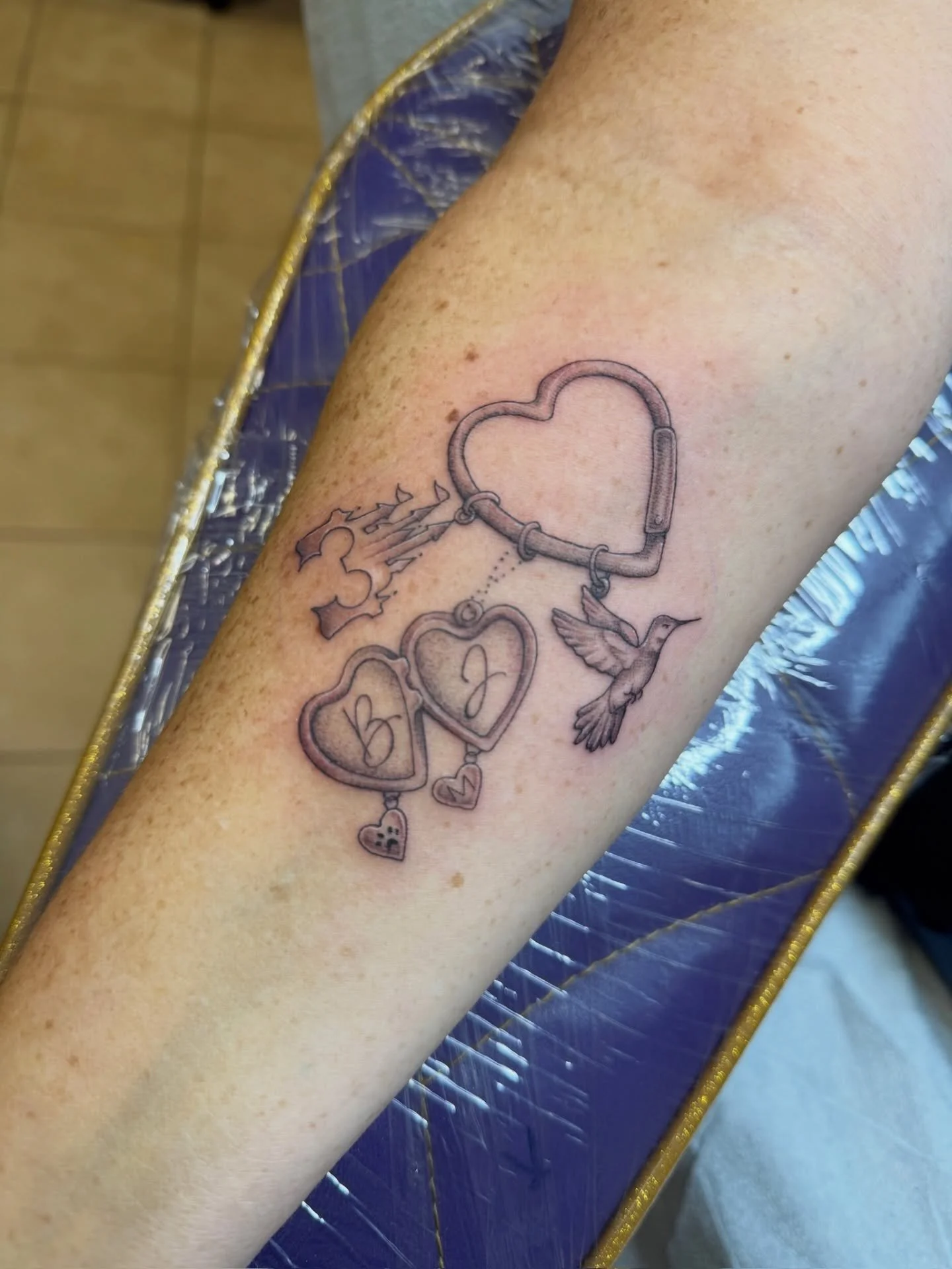 Matching keychains done by Koryn! To book with her, fill out the form in our bio!

#keychaintattoo #disneytattoo #lockettattoo #finelinetattoo #njtattooshop