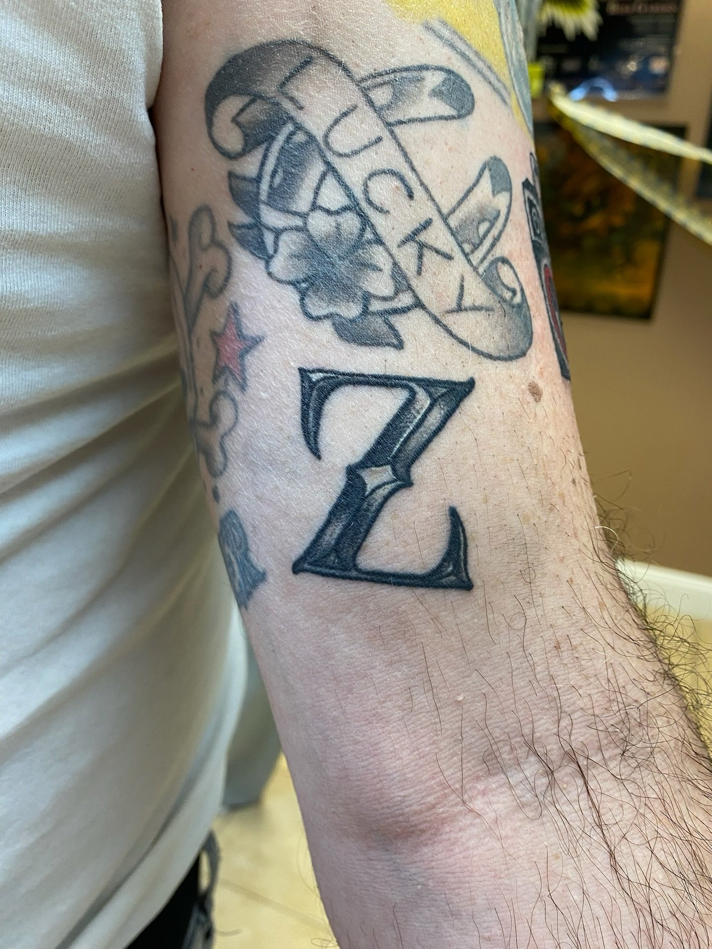 Super cool Z with a healed horseshoe by Rich! He&rsquo;s booking for February, link in bio to book!

#lettertattoo #boldtattoo #blackandgreytattoo #healedtattoo #njtattooshop