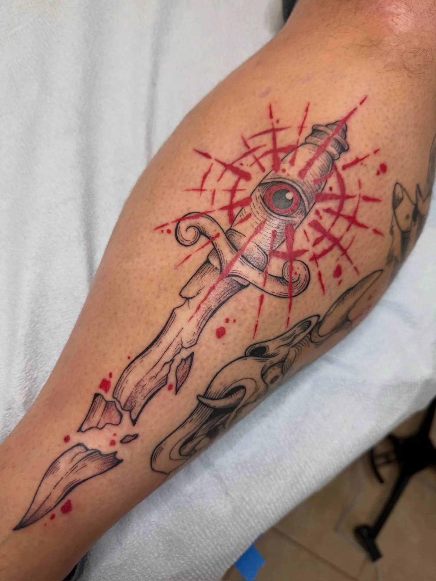 Amazing sword from Koryn&rsquo;s flash 🗡️ she loves tattooing this style so click the link in bio to book!

#swordtattoo #brokensword #redinktattoo #njtattooshop #eyetattoo