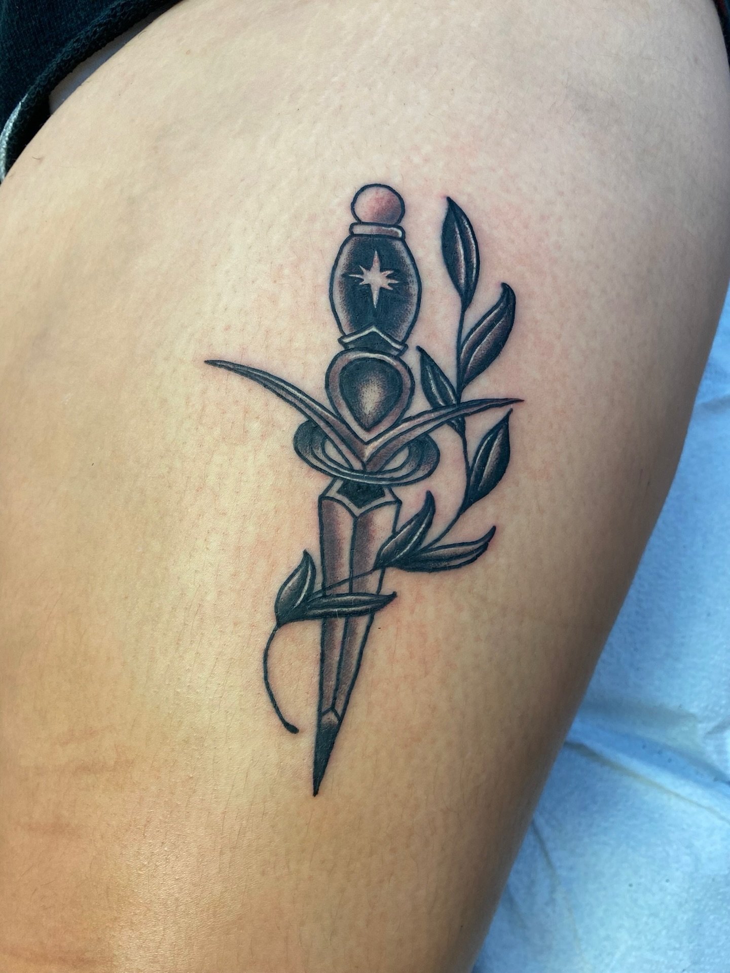 Awesome dagger done by Rich 🗡️ He still has time to tattoo you this month so click the link in our bio to book with him!

#dagger #daggertattoo #traditionaltattoo #blackandgreytattoo #njtattooshop