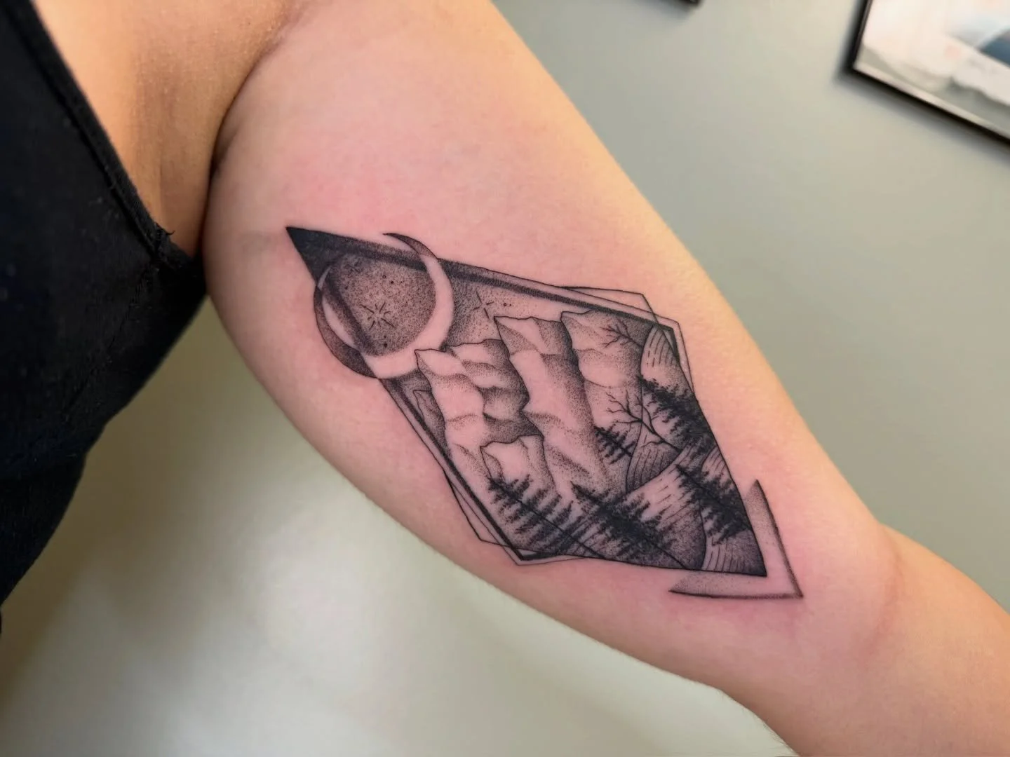 How stunning is this piece done by Koryn?!?! Click the link in our bio to book with her 🌄

#mountaintattoo #landscapetattoo #blackandgreytattoo #foresttattoo #njtattooshop