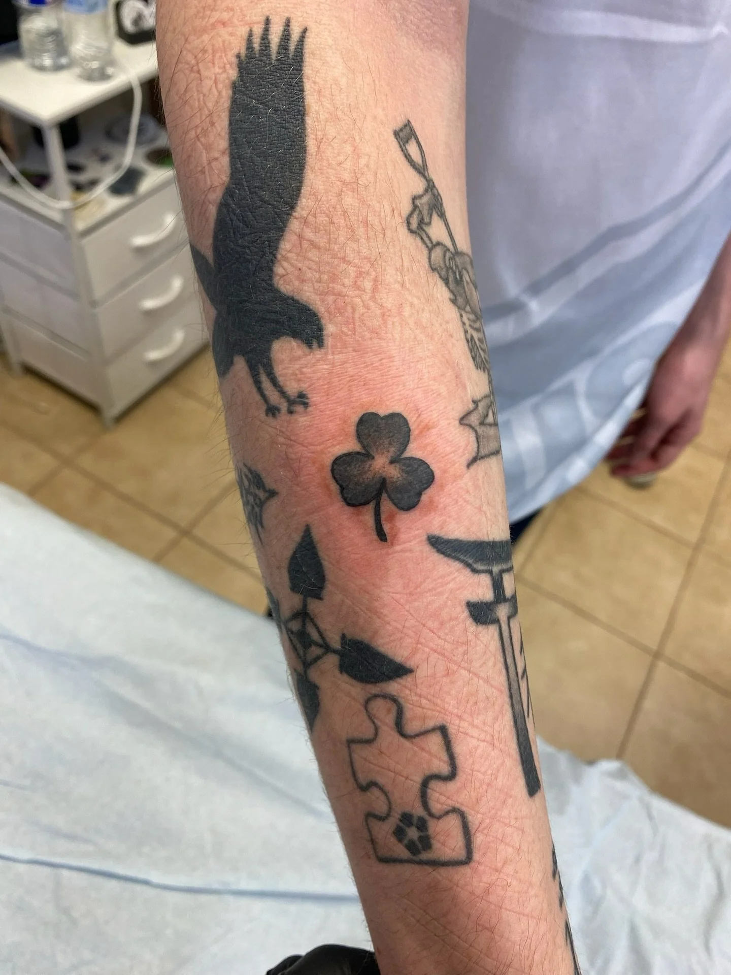 Cute little shamrock done by Rich! He has time to tattoo you this weekend so click the link in our bio to book with him!

#shamrock #shamrocktattoo #smalltattoo #tinytattoo #njtattooshop