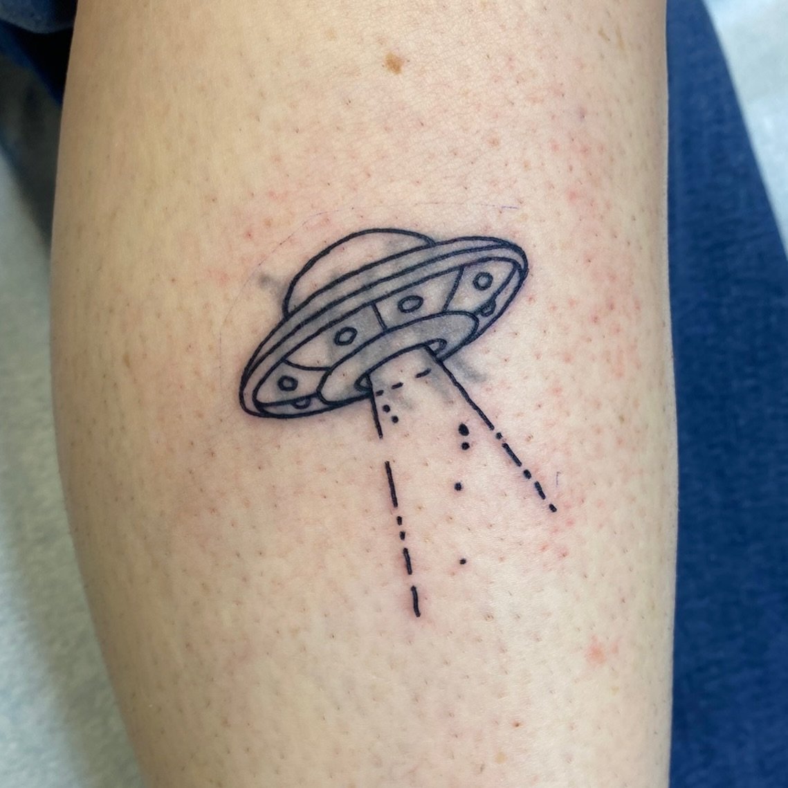 Little UFO blast over by Rich! Click the link in our bio to book with him, big or small 🛸 

#ufo #ufotattoo #lineworktattoos #linework #njtattooshop