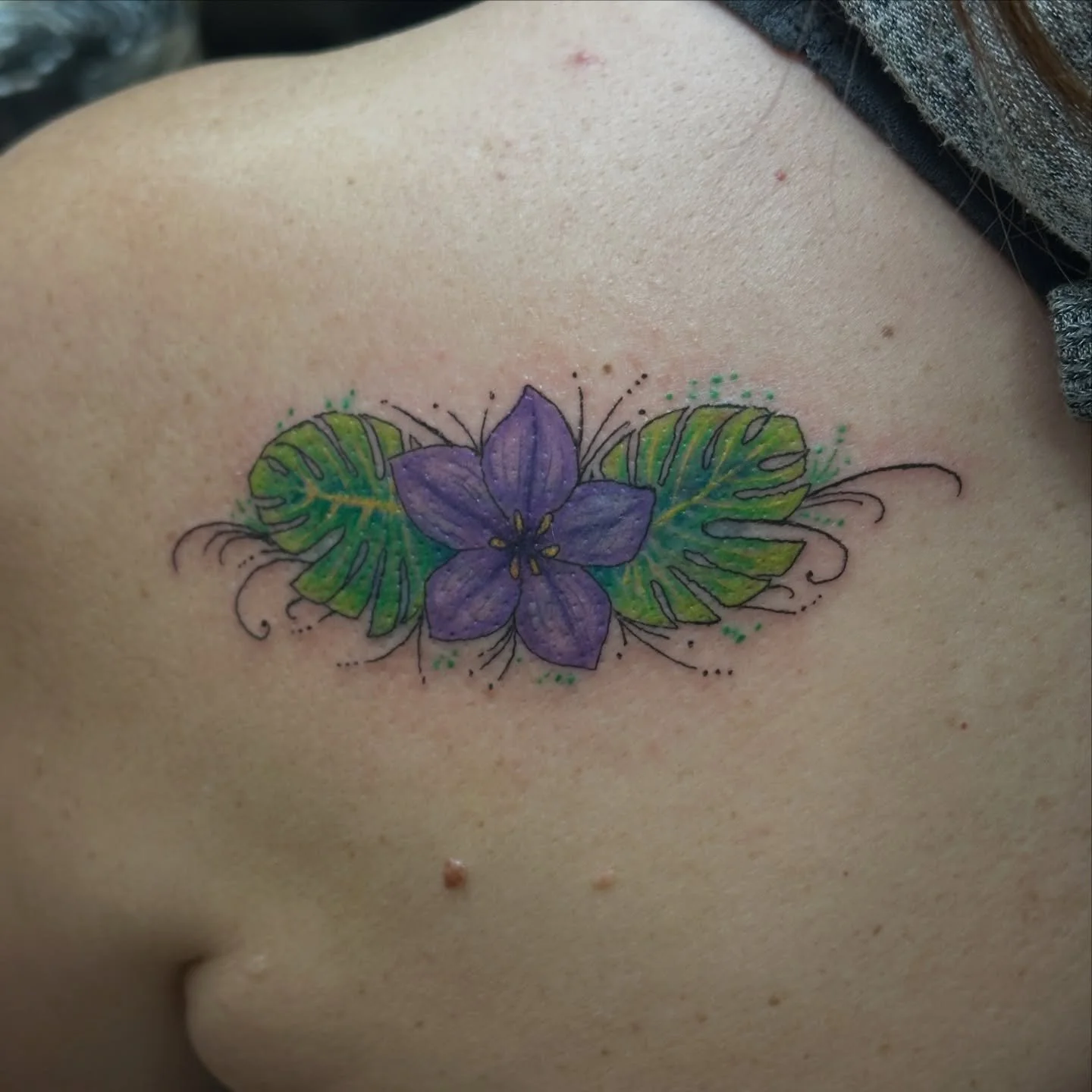 Amazing coverup by our cover up queen Caroline! Swipe to see the original 👉 Click the link in our bio to book your cover up with her! 

#coverup #coveruptattoo #colortattoo #flowertattoo #njtattooshop