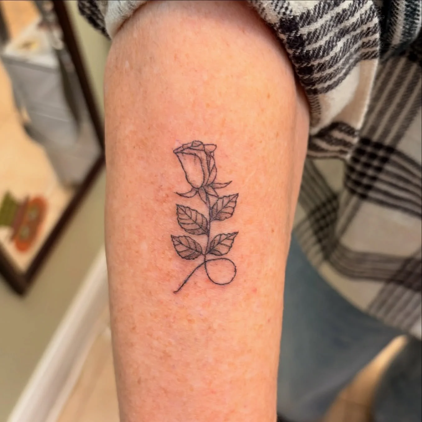 Love this little rose done by Casey 🌹 She&rsquo;s booking for this month so click the link in our bio to book with her!

#rose #rosetattoo #finelinetattoo #smalltattoo #njtattooshop