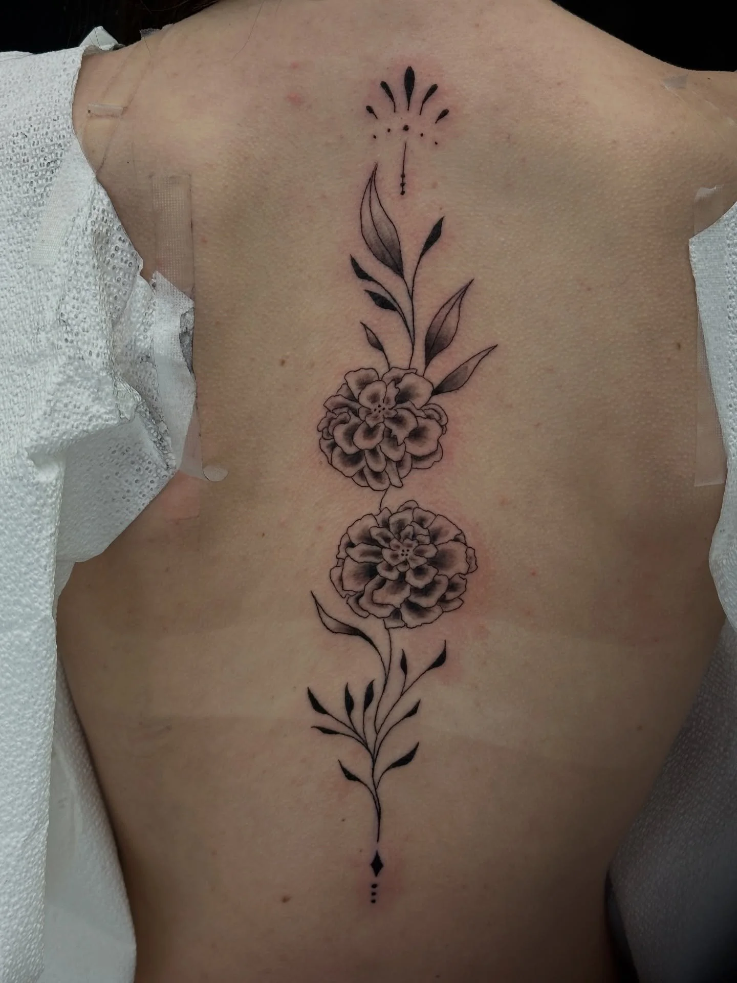 Absolutely gorgeous spine piece done by Caroline! To book with her, fill out the form in our bio!

#flowertattoo #spinetattoo #finelinetattoo #flower #njtattooshop