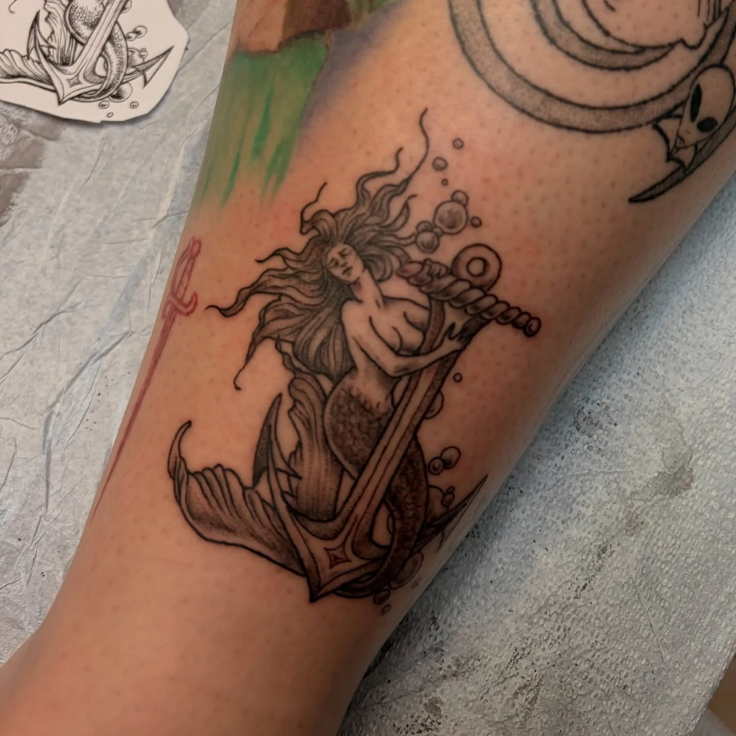 Super fun mermaid done by Casey from an old flash book at the shop. We have loads of flash ready for booking, so fill out the form in our bio to book now!

#mermaid #mermaidtattoo #judyparker #flashtattoo #njtattooshop