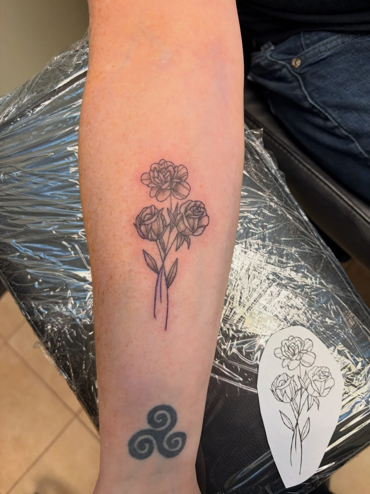 Two cute matching rose tattoos done by Casey 🌹 Fill out the form in our bio to book with her!

#rosetattoo #matchingtattoo #finelinetattoo #flowertattoo #njtattooshop
